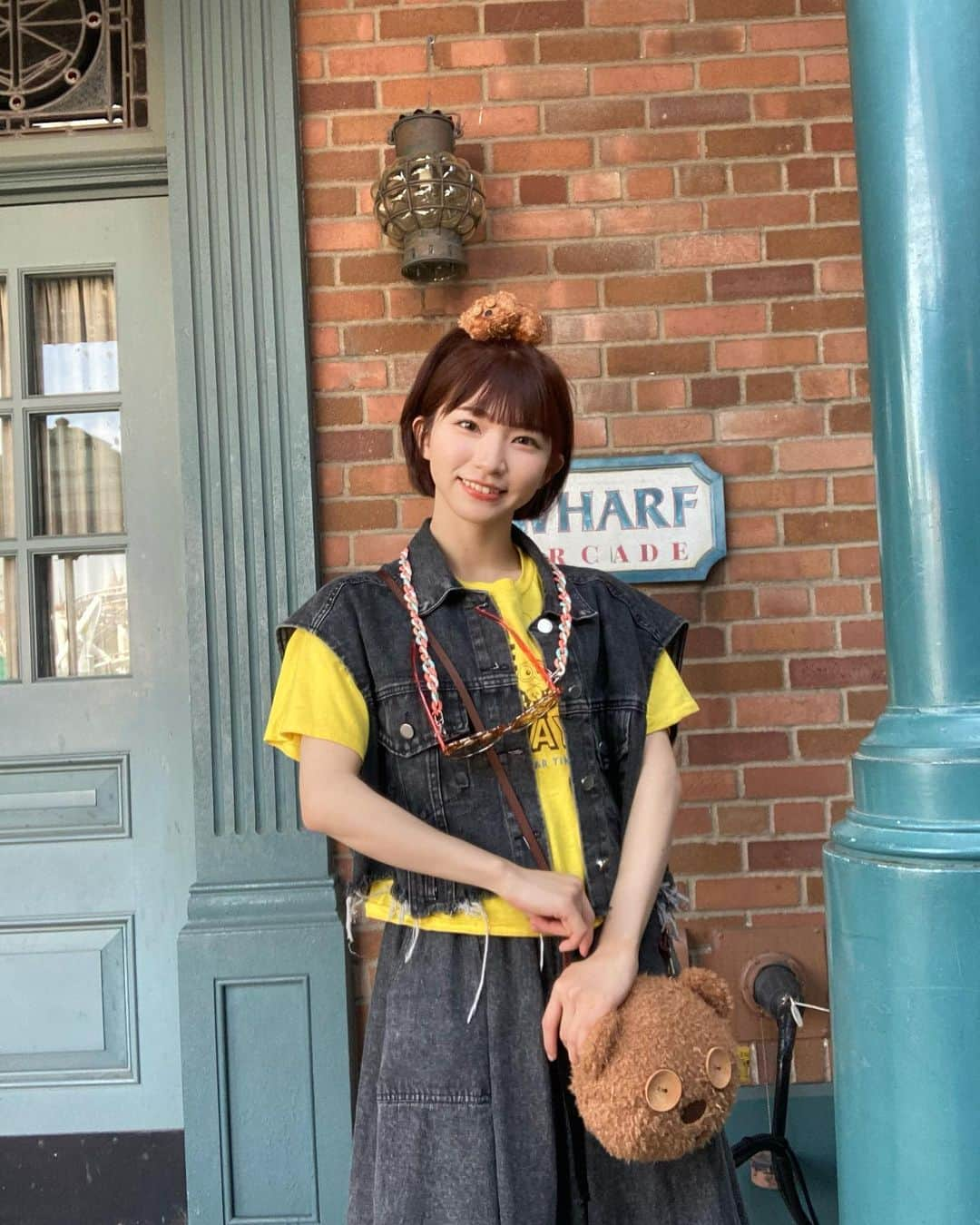 横道侑里さんのインスタグラム写真 - (横道侑里Instagram)「実は、大阪公演みんな夜に着くはずのやつを、 はやのりして朝イチに大阪着いて #ひとりユニバ かましてました。  子供の心をより取り戻す為 ずっと遊んでいられる夢の世界の感覚 子供達の楽しそうな顔、声、空気 舵輪  あと、心がバナナで溢れかえる世界観  と、普通に息抜き。  寂しかったけど、楽しかったよー！！！ 誰にも声かけれなくて 1人でこっそり携帯置いて撮った写真。 #ユニバ #ミニオン #ミニオンコーデ #ティム #ティムコーデ #バナナ」6月14日 13時36分 - sideroad615