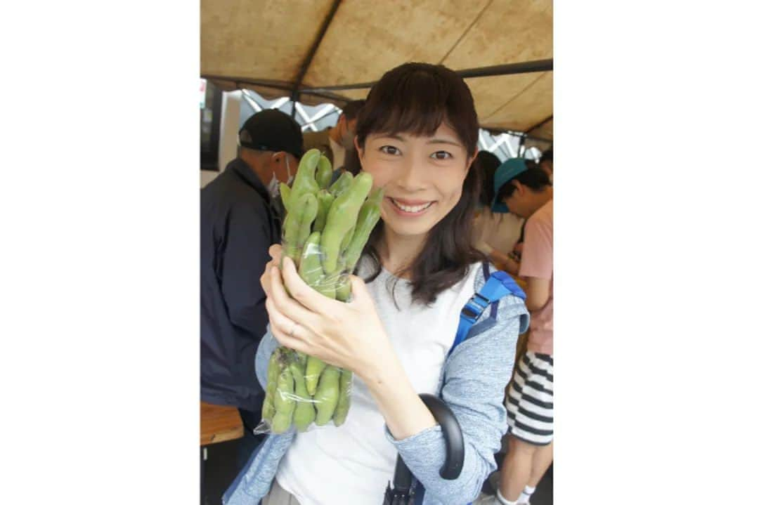 石井優香さんのインスタグラム写真 - (石井優香Instagram)「. 先日、 道の駅村田で開かれた ”ドレミファそらまめまつり”に 行ってきました😊 道の駅村田がある村田町は 宮城県南部に位置する町で、 そらまめが特産物のひとつとなっています💡 . 会場では、 まずは無料で振る舞われていたそらまめを頂きました🌱 炭火で焼かれたそらまめ、 ほくほくとしていてとてもおいしかったです😋 . そのあと、 息子がニュース番組で見てやりたいと言っていた、 1袋500円の詰め放題に参加しました🙌 息子はもちろん、私もやりたかったので 息子は夫に任せて詰め放題スタート🙌 そらまめが袋をはみ出しても大丈夫とのことで たくさん、たっくさん詰めさせてもらいました😁 . その後は道の駅のなかにあるレストランでお昼ごはんをいただき、帰宅🚙 夜にもそらまめを頂いて、 そらまめづくしな日になりました😊 . 今回のまつりのおかげで、息子に 初めてしっかり”そらまめ”を認識させられたこと、 ”まつり”、”詰め放題”というイベントに参加する楽しさを覚えさせられたことができて とても良かったです😊 . #宮城県#宮城#柴田郡#村田町 #そらまめ#ソラマメ#そら豆 #ドレミファそらまめまつり パウダー状のそらまめが練り込まれたおそば、 とてもおいしかったです😋」6月14日 13時49分 - ishii_yuuka