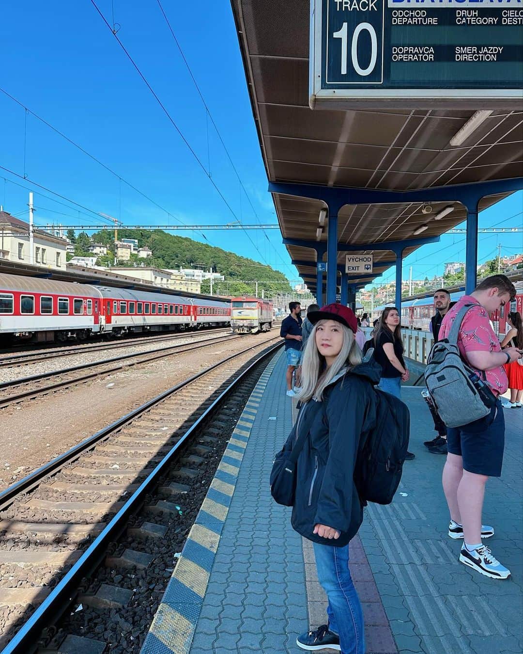 喜国雅彦＆国樹由香さんのインスタグラム写真 - (喜国雅彦＆国樹由香Instagram)「ウィーンからバスでスロバキアのブラチスラバに。そこからは列車移動。  40リットルだったバックパックを30リットルに買い換えたので、ショルダーバッグと合わせて旅荷物はこれだけ。移動が多くても楽ちんです（由）  #slovakia #rammstein #rammsteinfan #bigfan #еuropastadiontour2023 #tokyo #japan #とにかく荷物を軽くしたい派 #列車旅 #こっちは犬が一緒に列車に乗れる #いいな #欧州スタジアムツアー2023 #ラム活 #ラムシュタイン #大好き」6月14日 13時58分 - kunikikuni