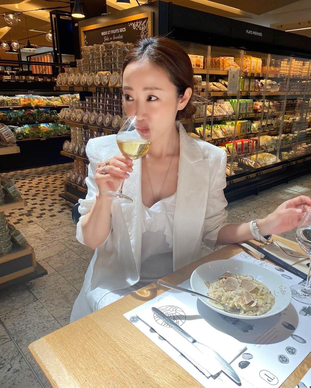 神崎恵のインスタグラム：「・ ParisのZARAでお買い物した服。 小柄なわたしはパンツはサイズ感が難しいので(スニーカーに履き替えたので更に)、ロングワンピース(肩紐むすんで調整できるもの)にジャケットを選びました。 すでに身につけている靴やバッグや小物は決まっているから、 それに合わせてコーディネート。 よーいスタートから3人それぞれ2、30分のお買い物。 普段こんなにゆっくりお洋服を見れる時間がないので、とても楽しかったです。 3人で全身ZARAコーデ。 この他に、黒いキャップとピンクのベストも購入。 急遽購入したおそろいのトランク(RIMOWA)には家族とスタッフへのお土産を詰め込んでます。 このジャケットが着やすくて。 軽いしカタチもかわいい、肩パッドもはいってる👍💕。 帰国後もかなり活躍しています。  #zara #zarawoman  #zaraコーデ #rimowa」