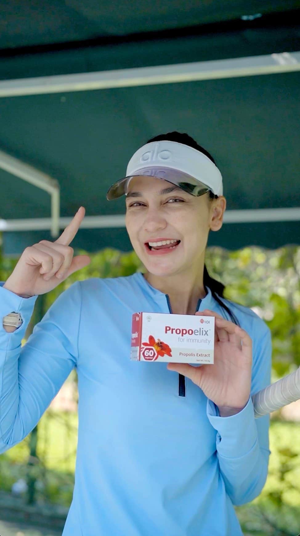 ルナ・マヤのインスタグラム：「Lagi-Lagi Tenis sebentar lagi nih!! 😆  Banyak persiapan yang harus lakuin, salah satunya makin rajin latihan 💪🏼  Tapi bisanya nih sebelum mulai latihan, aku selalu punya rutinitas rutin yang bikin aku #TetapFit    Salah satunya dengan konsumsi suplemen favoritku, Propoelix™️ ! ✨   Propoelix™️ bagus banget buat ningkatin daya tahan tubuh, selain itu kaya akan anti-oksidan buat mencegah kerusakan sel-sel tubuh 🤩   Nah, kalo imunitas udah terjaga latihan aku jadi lancar!  Jangan lupa ya, dukung #TimLunaNia di Lagi Lagi Tenis, 23 Juni 2023.   See you guys!🤗」