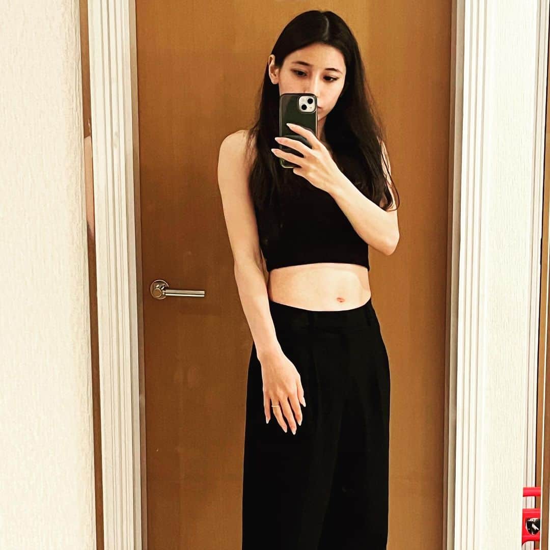 菊池梨沙のインスタグラム：「暑くなってきましたね…  夏が近づくとトレーニング意欲が湧きますが、トレーニング系の雑誌を買ってきては挫折…という私はドンキで購入したスリッパとAmazonで購入した下駄をとにかく履きまくっております。  スリッパの方はもう一年程になりますが本当にお腹にききました☺️  家ではUNIQLOのハーフキャミソールを着てとにかくお腹を出してやる気を出します… 腰を痛めないためにも、美容の為にも腹筋強化！！👍」
