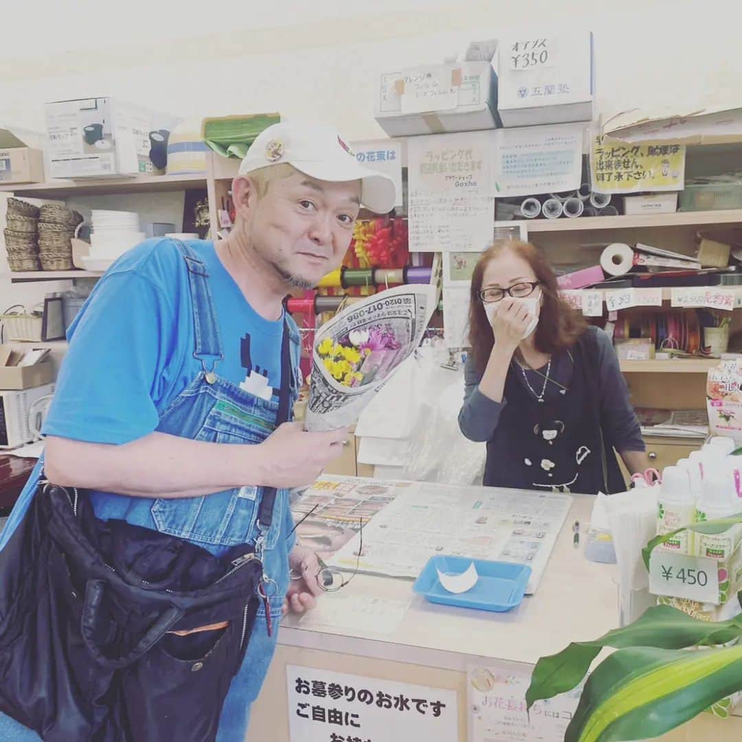 松本隆博のインスタグラム：「。⁡⁡ ⁡大分権宇佐市 ⁡五所生花店なう。⁡ ⁡お花買って、勝っちゃんの⁡ ⁡お墓参りに行ってきます。⁡ ⁡⁡ ⁡還暦少年 松本隆博⁡ ⁡」