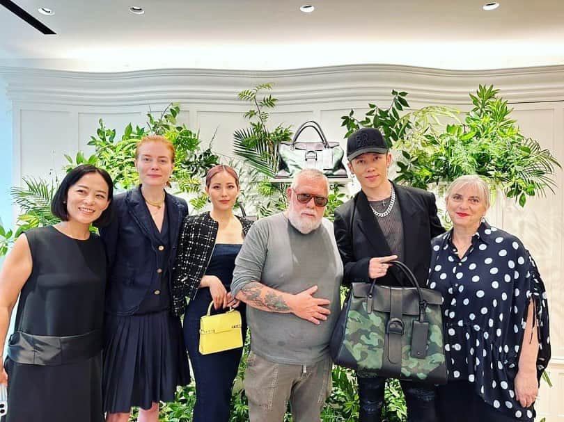 雅-MIYAVI-のインスタグラム：「Meeting Jean and the @delvaux family was an absolute pleasure. Jean is truly a virtuoso. It was inspiring to witness the source of his boundless creativity.   🙏🏻  Repost @kayokohirao ・・・ Delvaux「L'XXL」 全人生を放り込んで旅をする ジャンコロナがデザインしたのは 魂に心地よさを与えてくれる、肌と一体化するパートナー  類稀な才能を持つ、MIYAVIとMELODY  この美しいTwin Soulのような唯一無二の存在 @miyavi_ishihara  @melody_lee_ishihara   櫻井焙煎研究所の櫻井さんがこの日のために用意してくれたおもてなしも極上でした🙏✨  #delvaux  #櫻井焙煎研究所」