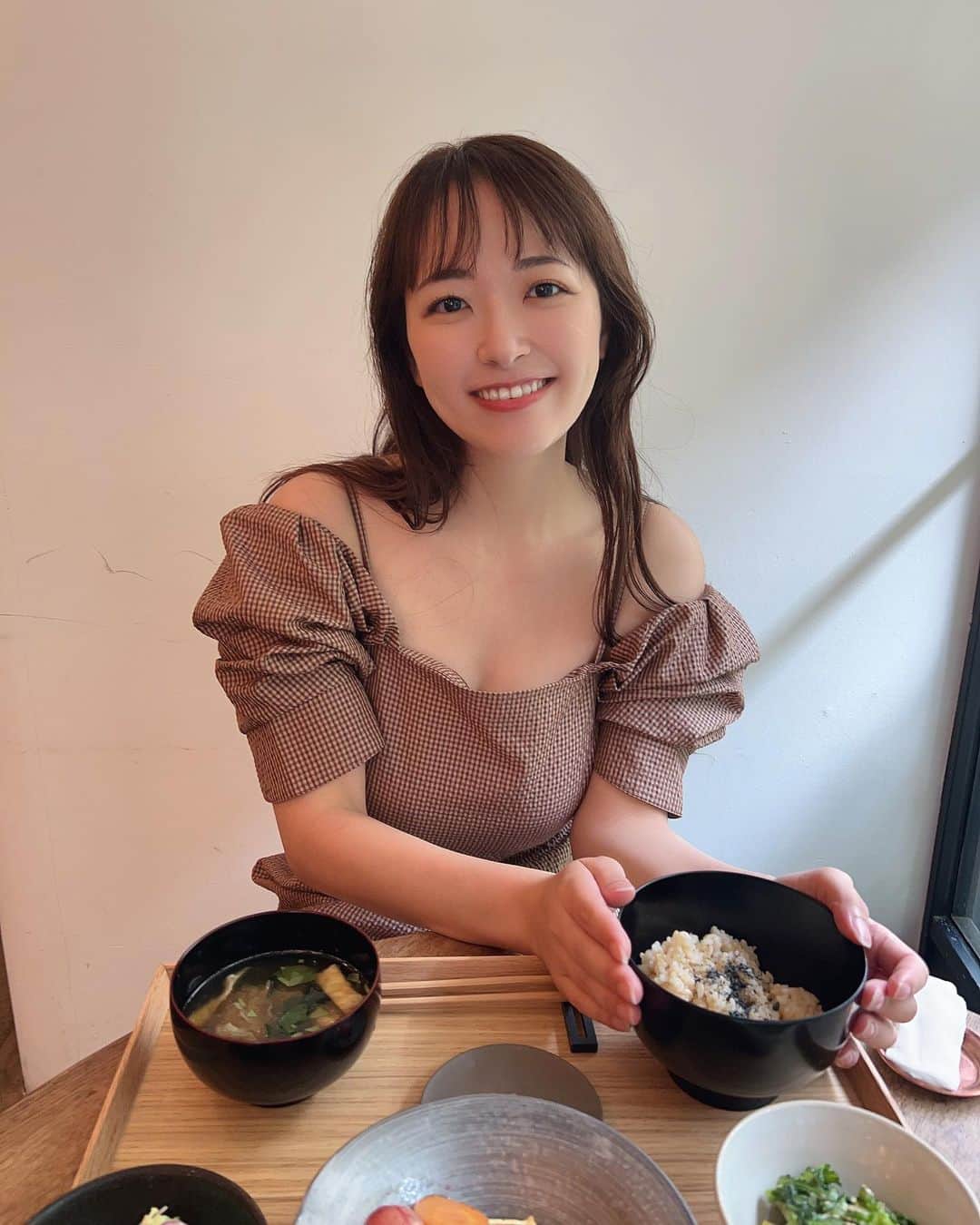 のインスタグラム：「久しぶりにまいぷにとランチ🐰 写真撮ってくれた🤭 @maipuni」