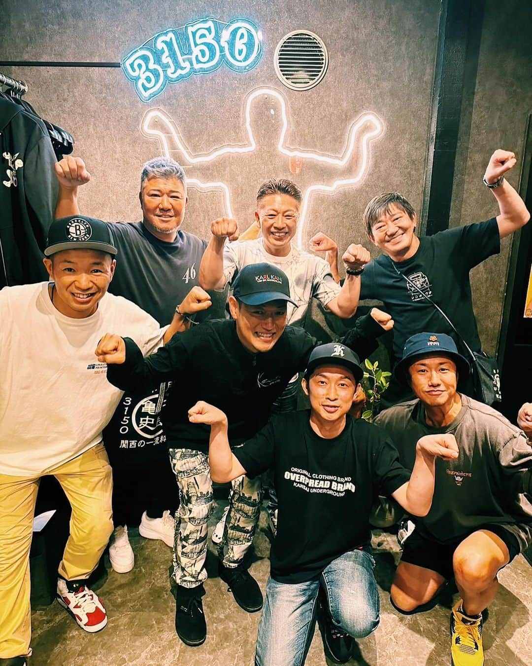 KLUTCHのインスタグラム：「⁡ 亀田史郎さんのやられてる46キッチンにて楽しい食事会！！！ ⁡ 初めて行かせてもらったけど、エンターテイメント満載でめちゃくちゃ楽しかったです。 ⁡ 料理も史郎さんのこだわりのメニューでどれも美味しかったです。 ⁡ SPハウジング梅田社長、お誘いいただいてありがとうございました！ ⁡ ⁡ ⁡ ⁡ ⁡ ⁡ #ETKING #KLUTCH #SPハウジング #梅田さん #大阪堺の梅ちゃん #亀田史郎 #46キッチン #亀田姫月 #姫ちゃん #メッセンジャー #黒田有 #MIGHTYJAMROCK #KYARA #KINGJAM #Pikkal #寿君 #感謝 #LIVE #LIFE #music」