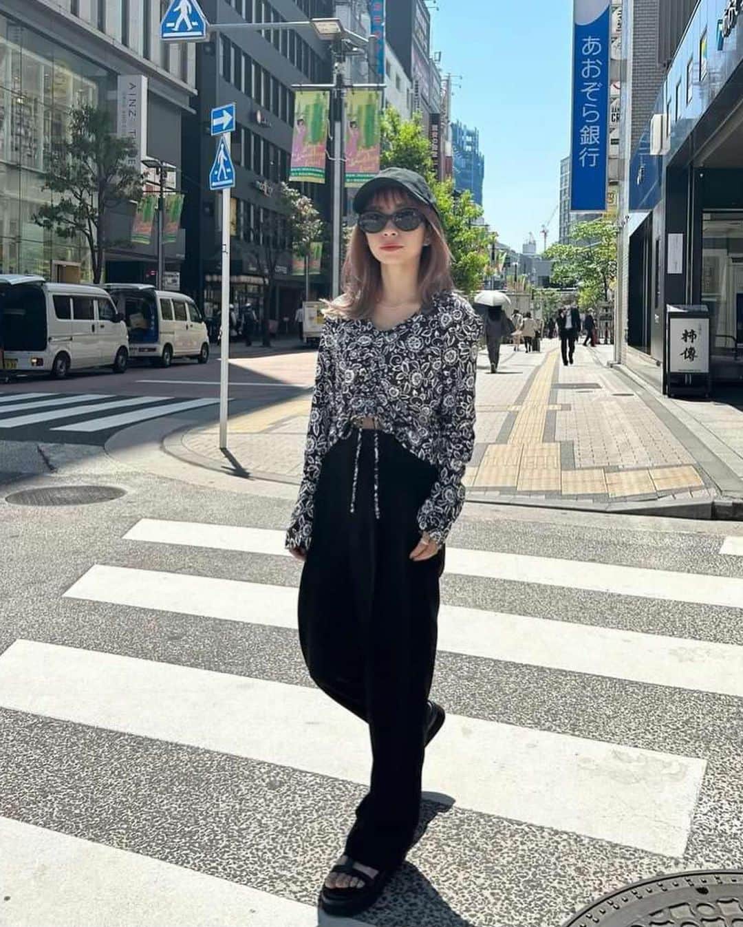 のインスタグラム：「💙lepidos💙  Staff styling TOP ¥20,900  華やかなフローラルプリントが印象的な、タウンでもビーチでも使える長袖のラッシュトップス🌼  新宿ウィメンズストア @hiromi_shiokawa__by  #lepidos #lepidos_swimwear  #水着 #水着コーデ #ラッシュガード #タウンユース」