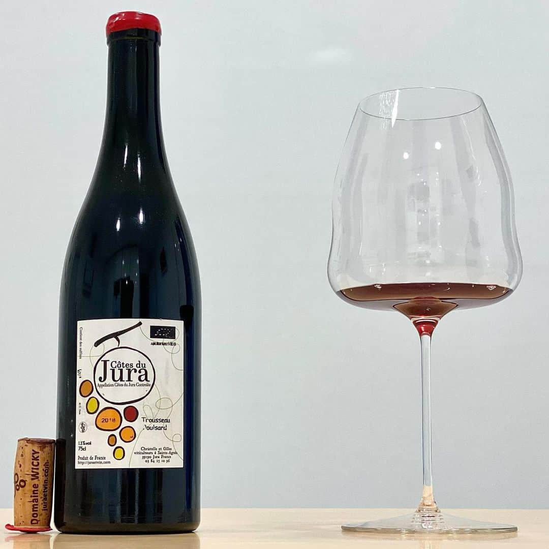 エンリケ・ソラ・クレメンテさんのインスタグラム写真 - (エンリケ・ソラ・クレメンテInstagram)「El vino de anoche fue Côtes du Jura Trousseau-Poulsard 2018 de Christelle et Gilles Wicky. Elaborado de 75% Trousseau y 25% Poulsard de viñedos arcillo-calcáreos y de margas situados en Saint-Agnés, al sur de Revermont, que fermentan y se crían en barricas de roble. Delicadeza y profundidad. Degustado en Riedel WineWings Pinot Noir/Nebbiolo. Gilles y Christelle crearon el Domaine Wicky en 2003, en Sainte Agnès (cerca de Lons-le-Saunier). La bodega consta de 4,5 hectáreas de viñedos y una casa con una bodega abovedada ideal para la crianza del vino. Su filosofía es trabajar en armonía con la fauna y la flora, respetando la vida microbiana del suelo. El Domaine está certificado en ecológico desde 2010. Las vides se cultivan sin herbicidas ni fertilizantes químicos: "Queremos producir el vino más natural posible manteniendo todos los aromas, el espíritu del terroir, el sabor de la fruta..."  ———————————————  #wine #winelover #winetasting #winetime #winery #winestagram #redwine #wineoclock #foodandwine #instawine #winelife #wineporn #whitewine #winenight #champagne #winenot #winetour #sommelier #vin #🍷 #vino #vinho #wein #cheers #vineyard #cotesdujura #côtesdujura #domainewicky #christelleetgilleswicky #riedel」6月14日 14時37分 - kike_sola