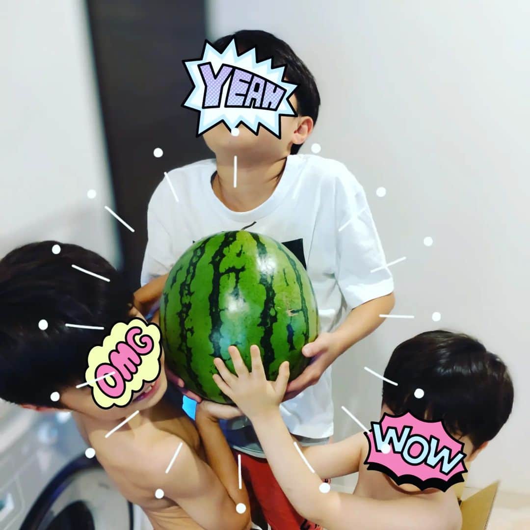 のインスタグラム：「我が家に、夏が来ました！！  立派なスイカ✨  甘くて美味しい〜  夫の帰宅前に 三兄弟と すでに 半分食べちゃいました💦  ごちそうさまでした♡  #すいか #美味しい  #夫のお土産 #待ちきれず食べる  #三兄弟 #３分の２が裸」