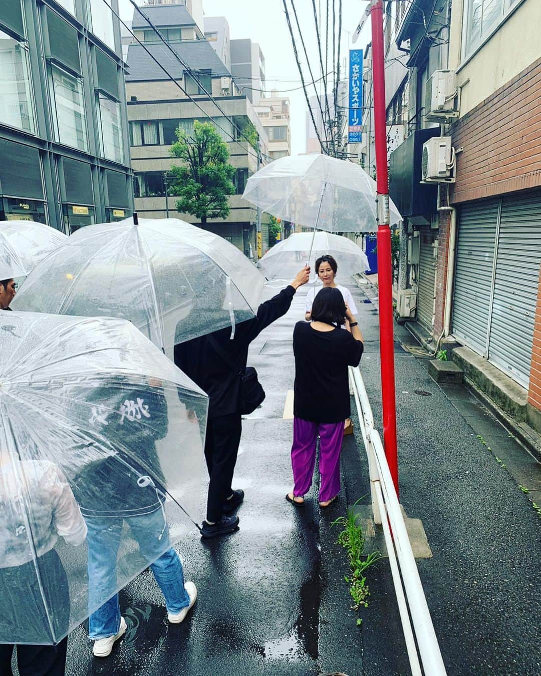 鈴木砂羽さんのインスタグラム写真 - (鈴木砂羽Instagram)「雨の中、しっとり撮影☔️  近頃は日々MTG続きで、 なかなか表に出せるものが なかったんだけど、 こうして撮影シーンを切り取ると やっぱりみんなで創り上げるものは 楽しいなぁと 改めて感じ入ってます。  自分の会社「MONDAY」は まだ漕ぎ出したばかりだけど、 自分らしく着実に前に 進み出しています🚢  今日一日も、 皆さまに感謝です。 ありがとうございます！  #梅雨の撮影 #MONDAY  #gimmychoo」6月14日 20時09分 - bombon_sawa