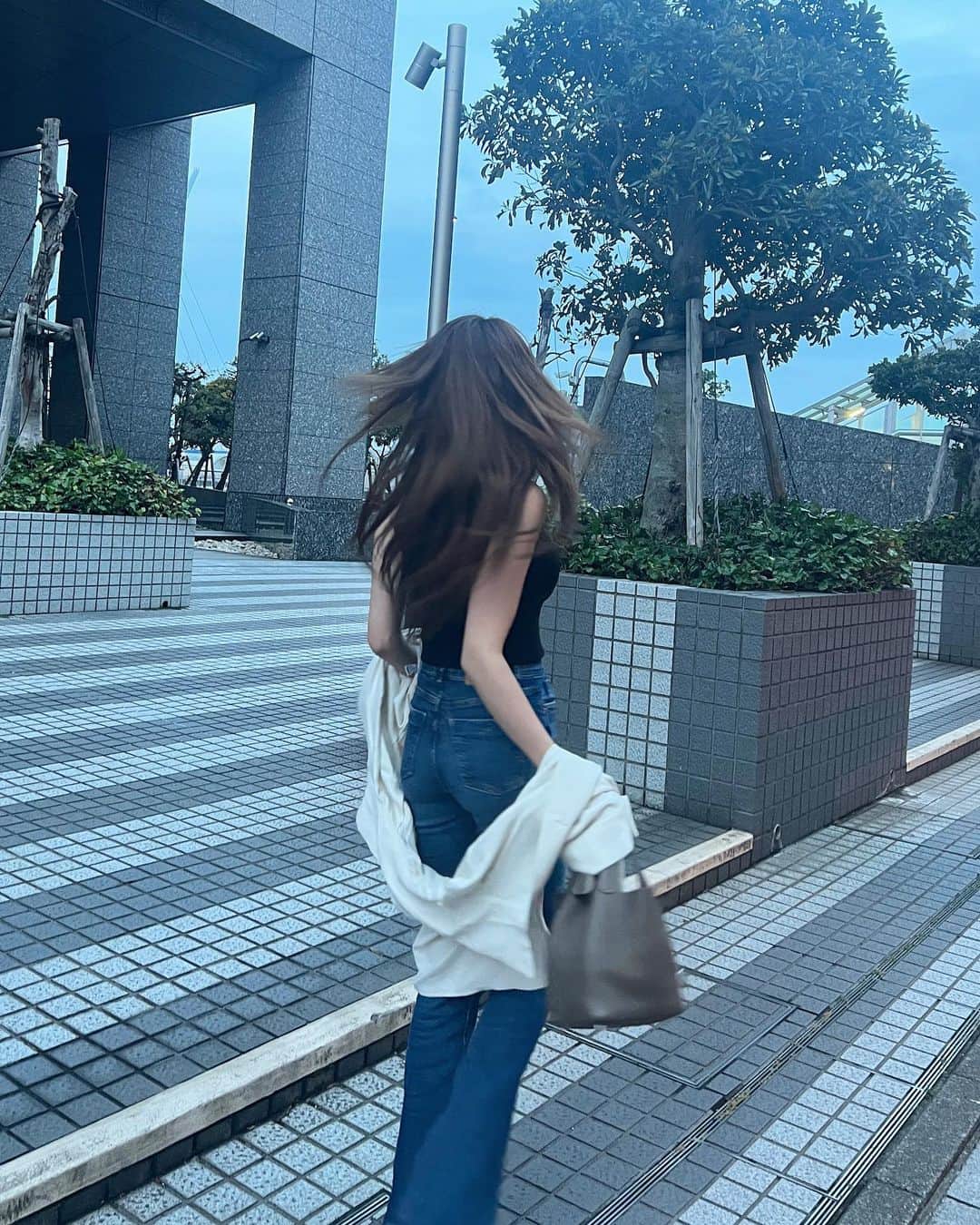 CHIHAのインスタグラム：「さらっさらのストレートロングが好き❤️  エクステはずっとアンククロス！！ @ankhcross_omotesando  担当は @yuma.025 ゆうまさん！！  アンククロスのエクステはサラッサラすぎて気持ちよくてずっと触っちゃうくらい🥹❤️  地毛との境目もわからないくらい自然なんだよ！！  #アンククロス #エクステ #シールエクステ #ストレートヘアー」
