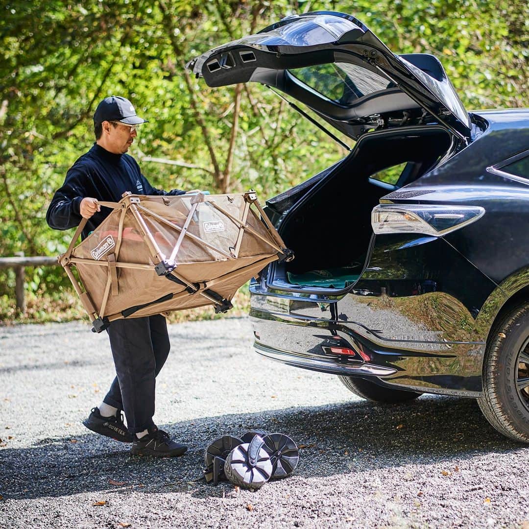 Coleman Japanのインスタグラム：「【そのまま車に積み込める🚙】  キャンプに、フェスに、公園に。様々なシーンで、たくさんの荷物でもラクに運べる簡単収束型ワゴンの新型「アウトドアワゴンマックス」。タイヤはワンタッチで外すことができるため、かさばる心配もなく、荷物を入れたまま車に積み込むことが可能に👍  ・  #灯そうColeman #灯そうコールマン #灯そう #Coleman #コールマン #Lantern #Camp #キャンプ #Outdoor #アウトドア #アウトドアワゴン #アウトドアワゴンマックス」