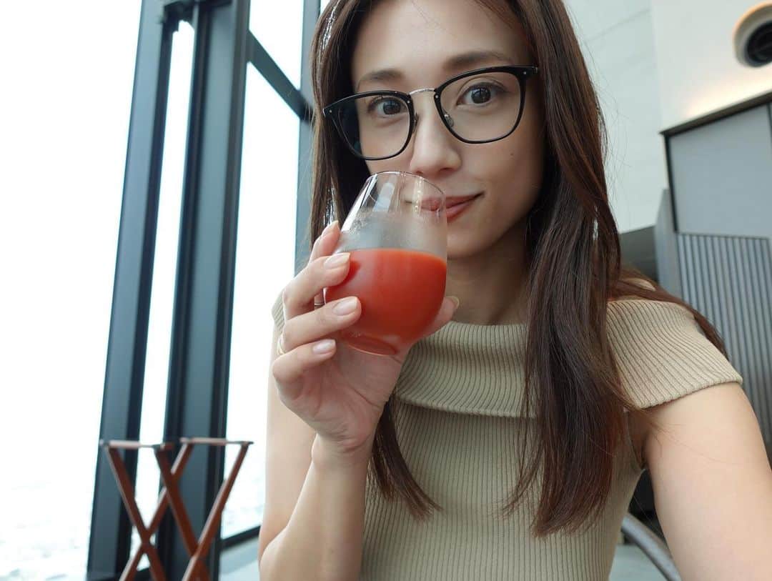 広瀬未花さんのインスタグラム写真 - (広瀬未花Instagram)「東急歌舞伎町タワーの上層階にオープンしたばかりのラグジュアリーホテル 【BELLUSTAR TOKYO, A Pan Pacific Hotel】 @bellustar_tokyo に一泊二日でホテルステイしてきました✨  噂通り、とっても素敵な空間で 最高なひと時が過ごせましたよ😊  タワー内には映画館、劇場、ライブホールなどのエンターテインメント施設が備わっていて、39階から47階までがホテルの客室になってます！ 今回は、44階のStudio Premier Twinに宿泊させて頂きました♪ お部屋からの景色の良さは圧巻です！ 床から天井まであるダイナミックな窓からは、 素敵な東京の景色が大パノラマで楽しめます。。 特に、夜景は本当に綺麗✨🌃 ベッドからもこの景色だと...特別感ありますね💓  初日は生憎のお天気だったのですが、翌朝には青空も広がり、最高の景色を眺めながらモーニングを満喫できました☕️🍽️ 普段はバタバタして朝ご飯を抜いてしまいがちですが、ホテルでのゆったりとしたモーニングタイムは最高に贅沢なひと時ですよね😌 (レストランは天井が吹き抜けになっていて、お部屋以上に大パノラマで東京の景色が一望できます！ご宿泊の際には絶対行って頂きたいです！)  ロビーもお部屋も、インテリアやファブリックなどに上質でモダンな和のテイストが溶け込んでいるので、海外からのゲストにも喜ばれそう😊 また環境に配慮したアメニティーや、ペットボトルの使用を極限まで減らしている取り組みも素晴らしいです🌱♻️  BELLUSTAR TOKYOでのホテルステイで、かなりリフレッシュできました✨  本当に素敵なホテルだったので、動画でもご紹介させて頂こうと思いますのでお楽しみに💓  #bellustartokyo  #bellustartokyoapanpacifichotel  #hotelstay #tokyo」6月14日 20時12分 - micahirose