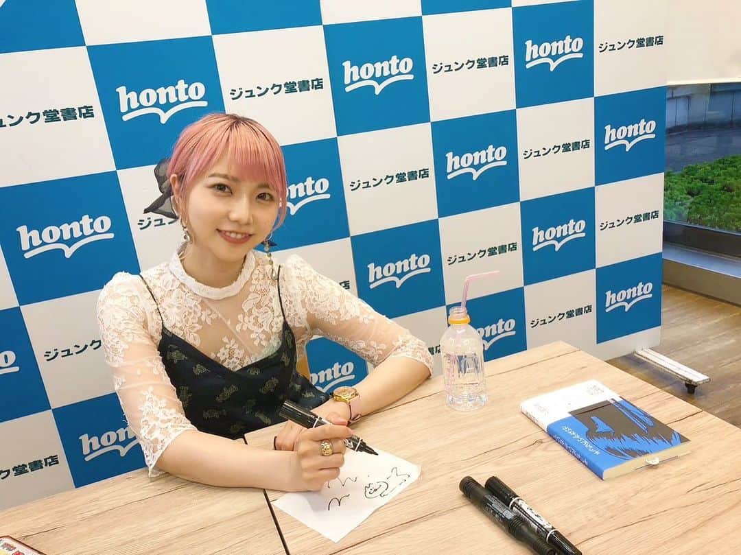 戸田真琴のインスタグラム：「私小説 『そっちにいかないで』書店/通販/電子書籍にて好評発売中です！  池袋ジュンク堂でのサイン会や豪の部屋などで たくさんお話させて頂いてます。 （豪の部屋はYoutubeにアーカイブがフルで上がってるのでぜひ。本や私自身の話だけでなく話題の水着撮影会中止の件についても豪さんとフラットにお話しています）  配信の方もサイン本つきチケットが選べます。サイン入り本を通販できる機会がほとんど無いので、ぜひ！  この後もトークイベントが続きます！  明日6/15（木）夜19:00～ 渋谷Loft9 or配信 にて トーク＆サイン会 （MC:安田理央さん/ゲスト:吉川ばんびさん『機能不全家庭で死にかけた私が生還するまで』著者） チケット発売中です。ぜひぜひ。  6/18大阪梅田ラテラルでのトークイベントはSold Outしました🫶予約済みの方気をつけていらしてください！」
