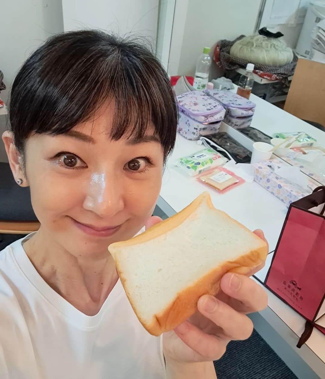 高橋靖子さんのインスタグラム写真 - (高橋靖子Instagram)「なべおさみさんから、全員に食パンの差し入れ〰️😋⤴️⤴️ #祇園花月 #吉本新喜劇 #よしもと新喜劇 #新喜劇 #食パン #横浜 #馬車道 #グラヌーズ #差し入れ」6月14日 14時45分 - oyasupororo