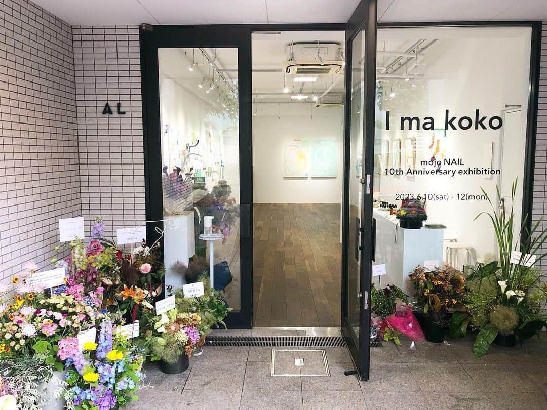 のインスタグラム：「展示が終わって2日…日常に戻って、、、  あの4日は夢だったのかなとフワフワしておりますw😌  関わってくれた素晴らしい人達のご紹介も兼ねて 少しの間振り返られせてください💚  お花もいっぱいで幸せな毎日でした。  ありがとうございます！！！✴︎✴︎✴︎✴︎  #i_ma_koko_2023」
