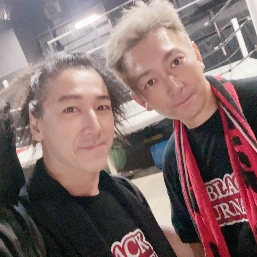 和泉元彌さんのインスタグラム写真 - (和泉元彌Instagram)「10・Quatre Extra Battle BLACK TOURNAMENT -third impact-  大盛況、大興奮、大成功のうちに 幕がおりました。  人の心を惹きつけ、 人と人とを結びつける #内堀克利 さんの魅力。  今回対戦した #佐藤修二 さんは今大会最年長にして 一回大会の覇者のレジェンド！  テンカトルの生き字引のお二人と ガッツリ取り組んだ今大会… 僕がいちばんの贅沢ものなのでは？  #空中元彌チョップ が炸裂した #ハッスル を生で観戦していた 修二さんとの対戦でなければ 決して生まれなかったストーリーが そんなステージが 昨夜のリングには確かに在りました😭  兵どもが夢のあと…ですね。  今回も猛者揃いの ブラックトーナメントでした。  男惚れする漢たちに 老若男女の黄色い声援が注がれていました。  私、今回も一回戦負け…。 次こそは一回戦突破するため もう一段鍛えて 次回大会に臨もうと思います。  一味違った元彌に 自分自身、出会いに行こうと思います‼️  総合プロデューサーの内堀さん始め、 スタッフ、キャストの皆さん そして、ご来場いただいた皆様 本当にありがとうございました。」6月14日 14時59分 - izumimotoya