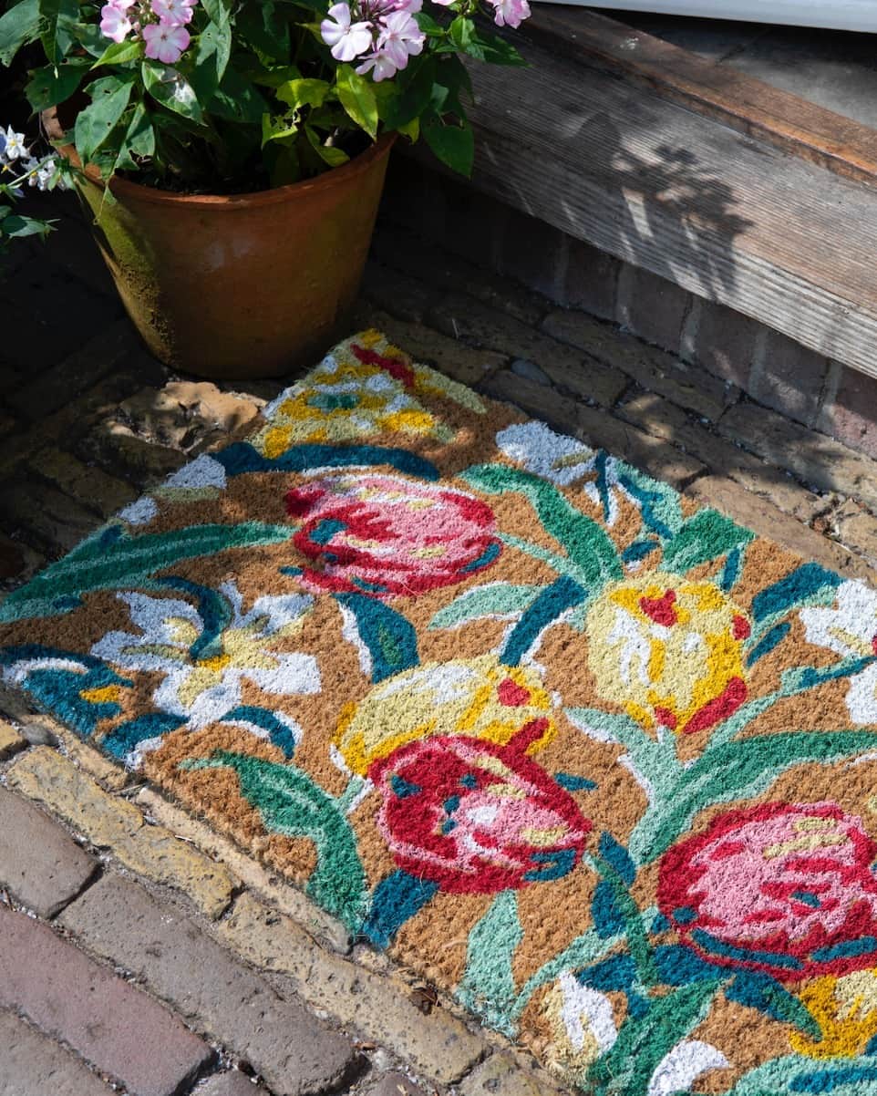 ローラアシュレイのインスタグラム：「Joyful and vibrant. 🌷⁣ ⁣ Give your doorstep a makeover with our Tulips doormat, made from a 100% coconut fibre.」