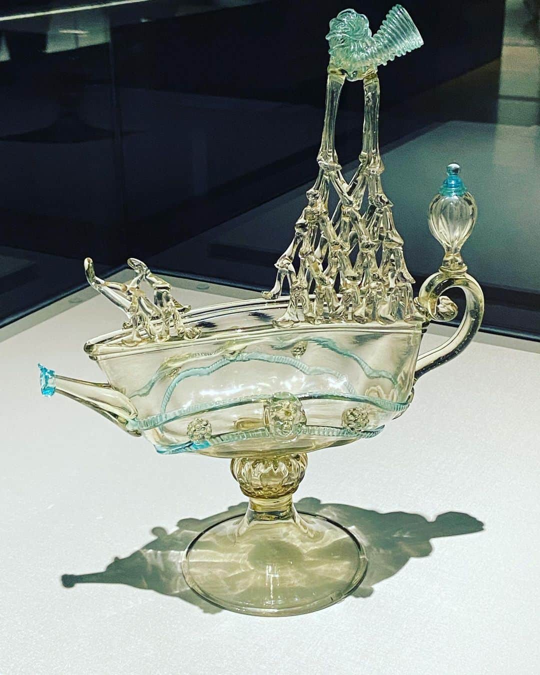 おおたうにのインスタグラム：「サントリー美術館で開催中の「吹きガラス」展についに行けたーー💙  憧れの藍色ちろりが観られてしあわせ。 「来世は絶対硝子職人」の夢は未だ潰えておりません😏 来世で頑張るぞ！　⇦  #吹きガラス #blownglass #museum #また薩摩切子展示してほしい」