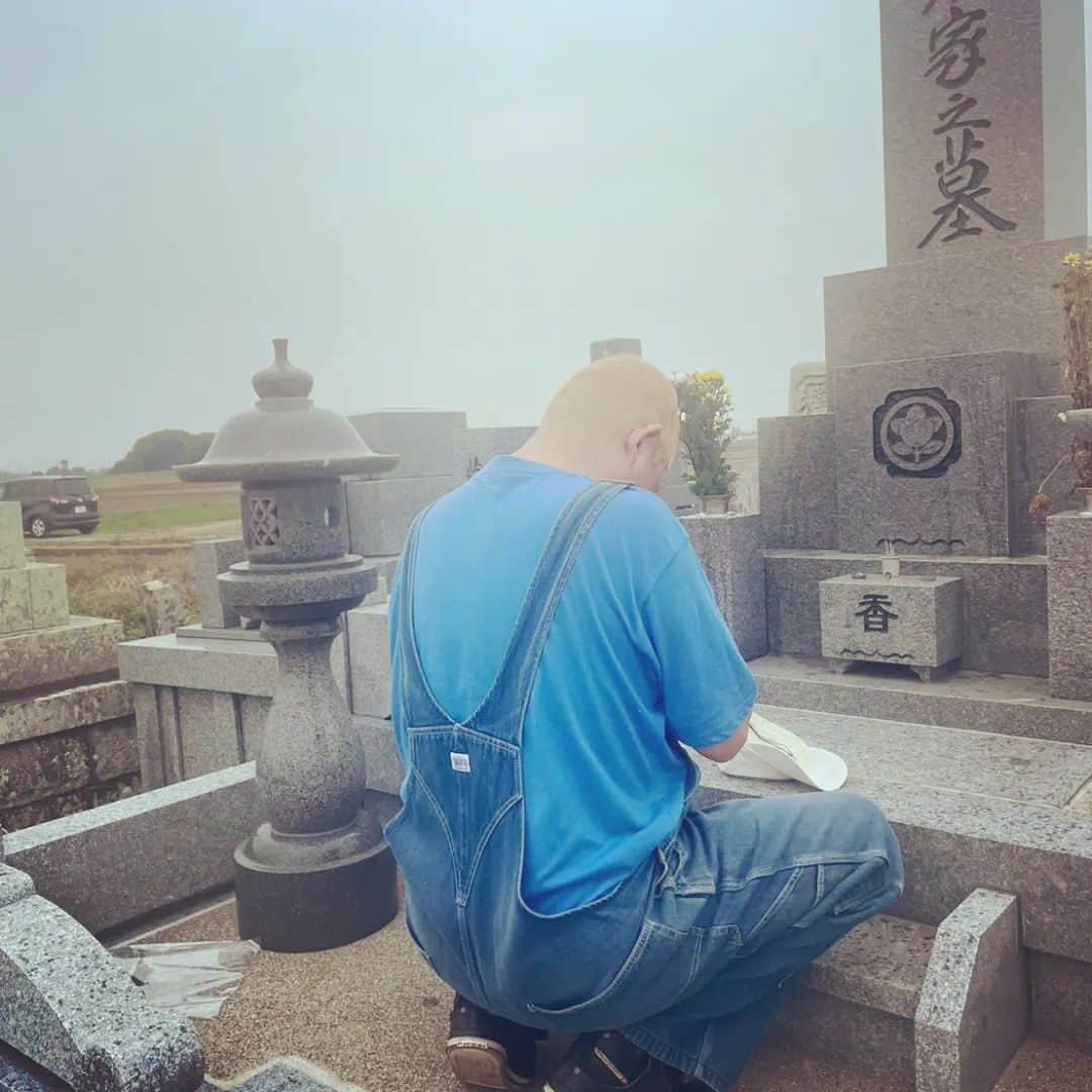 松本隆博のインスタグラム：「。⁡ ⁡勝ちゃんの御墓参りに⁡ ⁡参りました‪(´•ᴗ• ก )‬՞ ՞⁡ ⁡忙しくなったことを報告したり⁡ ⁡いろんな話をしてたら、⁡ ⁡遠くの方から自転車に乗った⁡ ⁡おばちゃんが大きな声で⁡ 「ありがとう～‼️‼️‼️」って⁡ ⁡言って走り去った……⁡ ⁡⁡どこの誰かもわからん。。。 ははーん、⁡これも勝ちゃんの仕業⁡ ⁡だな( ᴖ ·̫ ᴖ )人たらし（笑）やった⁡ ⁡からなーーーーぁ。。⁡ ⁡⁡ ⁡また来るわ⁡ ⁡⁡ ⁡還暦少年 松本隆博」
