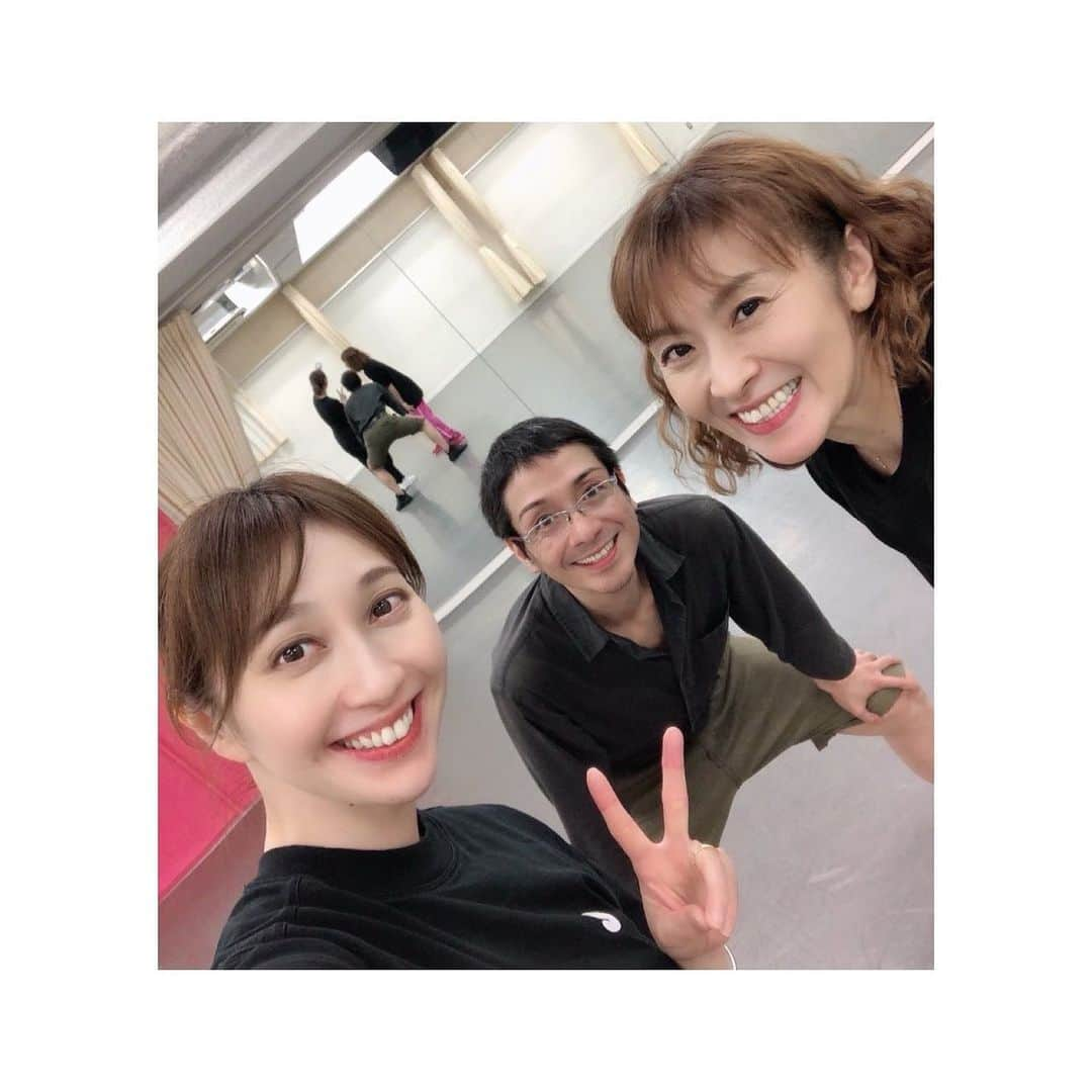 きよこのインスタグラム：「【リアル＆オンラインコンサート】 観覧募集中ー！！(6/26締切） #photoofthedays  *  ✴︎7/15（土）10:30～  『フルコートf & コートfpresents  　わくわくハッピーコンサート』  出演：はいだしょうこ・恵畑ゆう・きよこ  観覧無料 ・オンライン生配信 ・札幌STVホール  ✴︎詳細▷プロフィール画面→リンク内 https://www.stv.jp/radio/event/wakuwaku/index.html  *  しょうこちゃんと、ゆうくんと、私。毎年本当に楽しみにしている札幌STVホールでのコンサート。 ついについに８年目です。  その８年の間にはコロナ禍があって。 そんな中で生配信のオンラインコンサートが始まって。 全国の皆さんがお家の中で楽しんでくださって。 こどもたちが画面に向かって元気に声をかけてくれて、一緒に踊って家族で笑ってくださって。  あの時期に、直接は会えなくとも リアルタイムに一緒に遊んで笑える幸せを感じることができたことは、大きな、大きなことでした。  ．  それが！ 今年は有観客＆オンライン生配信！  もうこれって公開生放送じゃない？ 憧れだった全員集合！おいーっす。  ．  ファミリーのみなさんも、おひとり様も、みんなみんな大歓迎。  朝から1時間半たっぷり。 会場でも、オンラインでも、みんなで一緒に遊びましょう。  しょうこお姉さん、ゆうくん、きよこ、今年もこの3人で待っていまーす！  *  ご応募受付中！ 申し込み締切6/26！ぜひー👏  ✴︎詳細▷プロフィール画面→リンク内  ． ．  #わくわくハッピーコンサート #ツルハドラッグ #杏林堂 #フルコートfコートf #しょうこお姉さん #ゆうくん #きよこ #ファミリーコンサート」