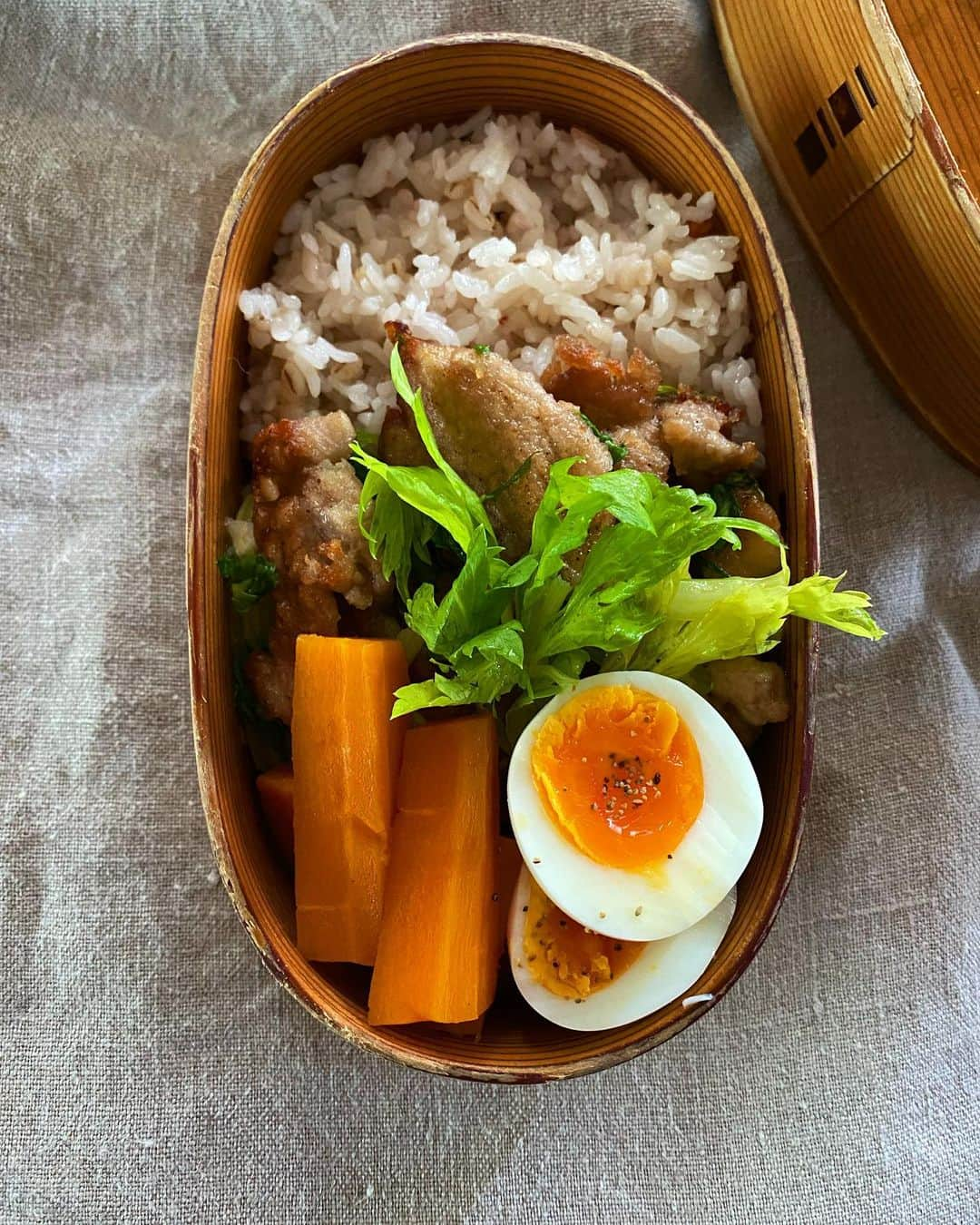 aomojiのインスタグラム：「今日と昨日の弁当  ヒレ肉とセロリの塩炒め 人参やわやわ煮 半熟卵 もち麦と玄米入りご飯  鶏胸肉と2色のパフカリの甘酢鶏 おかひじきお浸し大葉とおかか和え 人参やわやわ煮 15穀米入りご飯  #お弁当#べんとう #曲げわっぱ #曲げわっぱ弁当 #大館曲げわっぱ #ビタミンカラー #宮城産パプリカ #サラメシ弁当 #弁当記録 #暮らし#日々#obento #foodstagram #foodporn #life #homemade #handmade #yummy #cooking #japanesefood #aomojibento #lunchtime」