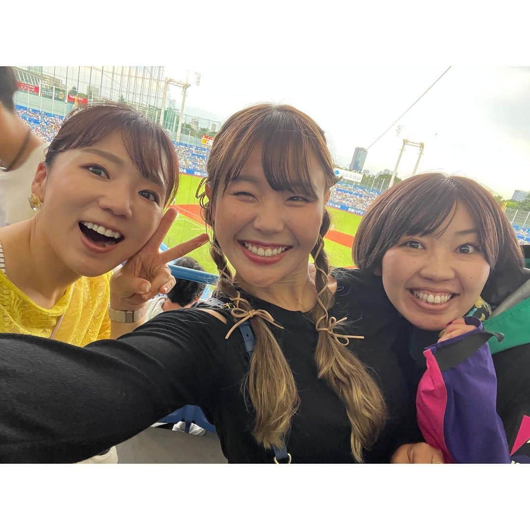 有村智恵さんのインスタグラム写真 - (有村智恵Instagram)「とっても楽しかった昨日🥰❤️  @yuri_yoshida__ と @yoshiba0312rumi と😍  #当初の予定はカヌーしてパンケーキだった日 #結果的にスコーン食べて野球観戦した日 #優利ちゃんにスコーンの物撮りは褒められた日 #写真を自分で撮ってる時でも笑顔を欠かさない事を学んだ日 #野球観戦は優利ちゃんの解説付きで勉強になった日 #野球選手の構えを見てゴルフだとこの球が出そうと好き勝手語りあった日 #でも結局ゴルフの話してた日 #葭葉さんは野球は2回目の観戦だけど東京音頭は完璧に歌えてた日 #グッズの傘とシュシュを気に入ってくれて今週試合会場で使うと喜んでたけどどうやって使うんだろうとハテナしか残らなかった日 #とっても楽しい１日でした❤️ #誘ってくれてありがと😆 #また蕎麦打ちうどん打ちバスケはマストで❤️」6月14日 17時50分 - chiearimura