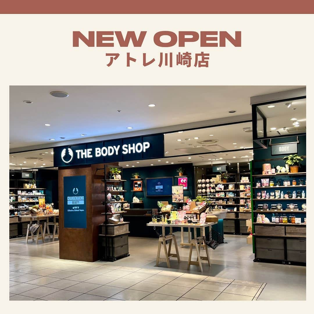 ボディショップさんのインスタグラム写真 - (ボディショップInstagram)「ザボディショップ アトレ川崎店 サステナブルなコンセプトを強化し 循環型の店舗環境でリニューアルオープン👏🌎  店舗環境には、リサイクル可能な素材や廃棄予定の再生プラ スチック、FSC 認証を受けた木材、堆肥化可能な容器等、 ほぼ 100 ％サステナブルなアップサイクルや 再生に適した素材を使用しています。  今回、アトレ川崎店は 若き自閉症アーティスト GAKU 氏との スペシャルコラボレーション店舗👀 @bygaku0501   障害を持つ持たないに関わらず、お店を訪れる 全ての人の「可能性」に光をあたえるGAKU 氏の「絵」によって 唯一無二のストアとして生まれ変わったアトレ川崎店へ ぜひ、遊びに来てくださいね🌎  #ザボディショップ #アトレ川崎店 . #ジェンダーレスコスメ #リフレッシュタイム #セルフケア #スキンケア #ボディケア #ボディショップ #ヴィーガンコスメ #ヴィーガン #動物実験禁止 #クルエルティフリー #アニマルライツ #プラントベース #エシカル #ビーガン #エコ #リサイクル #環境保護 #コミュニティフェアトレード #コスメ #美容 #thebodyshop」6月14日 15時27分 - thebodyshopjp