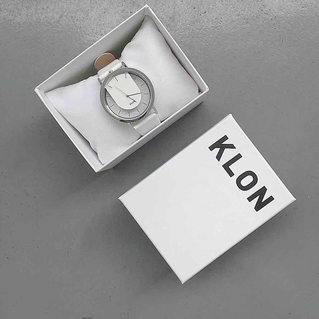 aakoakooのインスタグラム：「. . … New⌚ @klon_klon_klon . . 文字盤のスケルトンな感じが たまらなく良い！ . . デザイン好きなのはもちろんなんやけど 見やすいのも大事✨ . . 個性的かつ実用性申し分ないやつ🙆 . . . #klon#your_klon#腕時計モノトーン#simple」