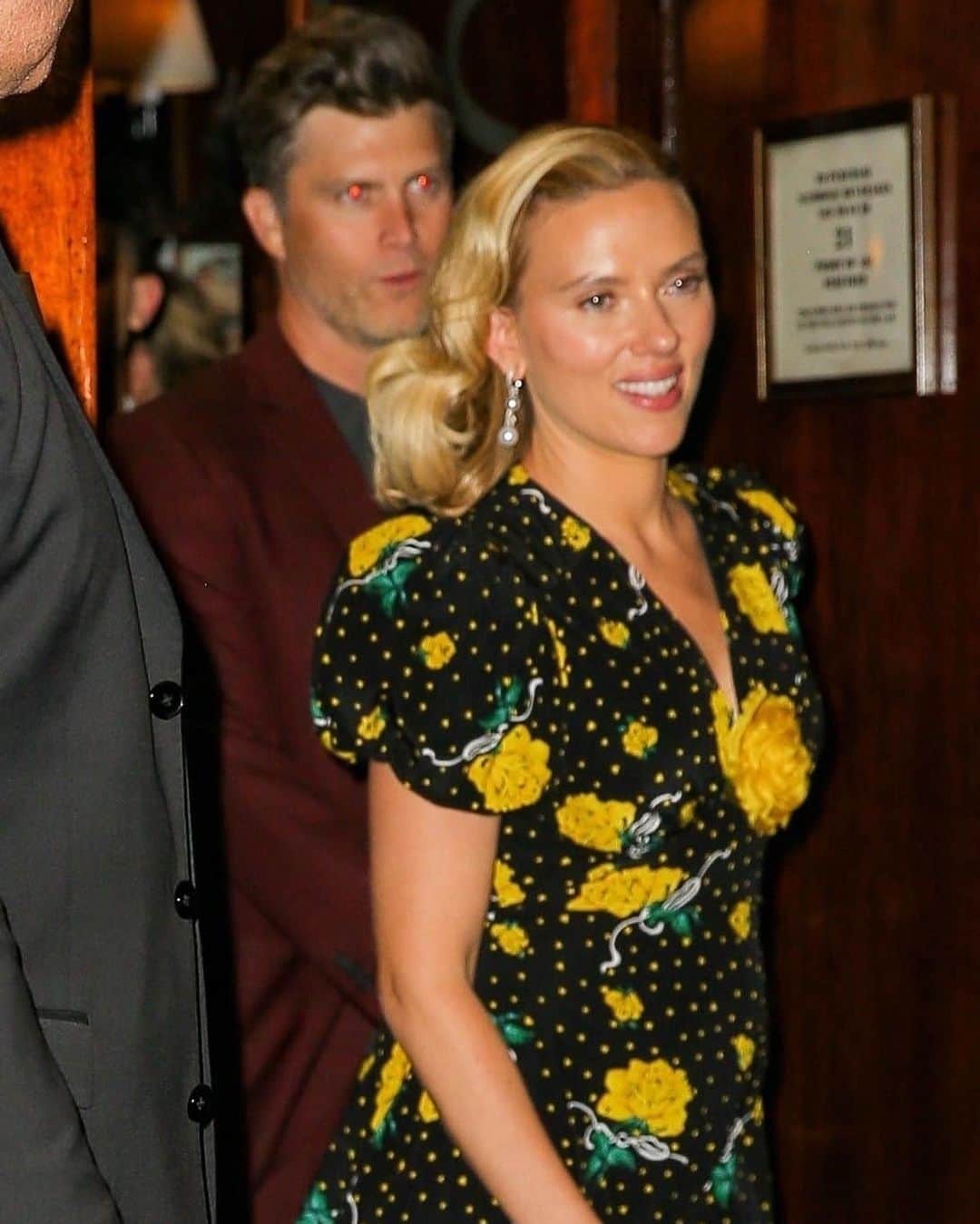 Just Jaredさんのインスタグラム写真 - (Just JaredInstagram)「Scarlett Johansson & husband Colin Jost hold hands while leaving the "Asteroid City" premiere afterparty. #ScarlettJohansson #ColinJost Photos: Backgrid」6月14日 15時33分 - justjared