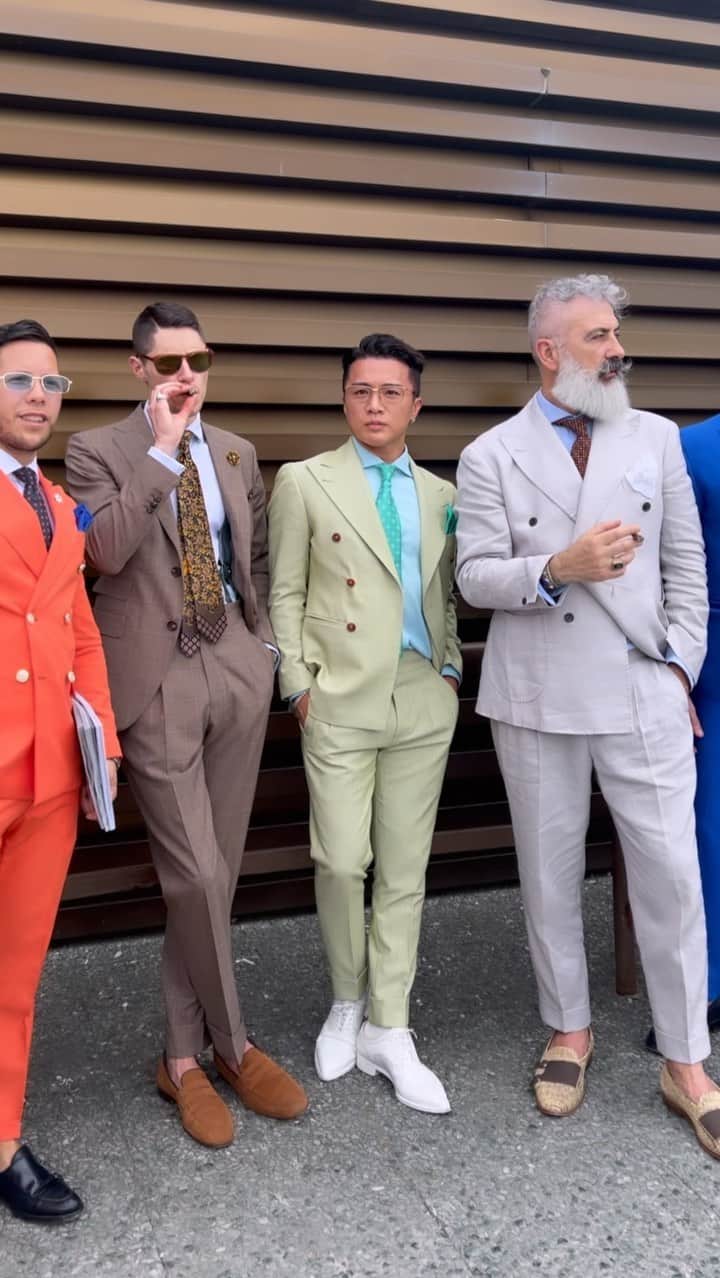 Yushi Sakuraのインスタグラム：「5年ぶりにイタリアのfashionの祭典 pitti uomoに来ています✨  世界各国からスーツstyleを基盤としたお洒落なモデルたちが集まってくるので刺激的でとても勉強になります！  身長の小さい日本人の僕でも彼らに負けないように頑張ってますw  今回僕が1日目に選んだのは薄いグリーンの　@micheleandshin  のオーダースーツ！！ ネクタイとチーフは現地で揃えました！  #pitti#pittiuomo」