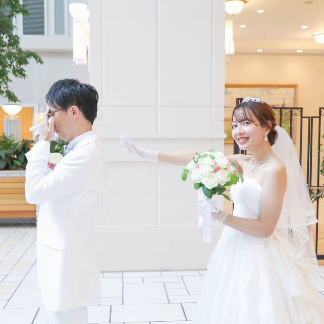 ホテルモントレ ラ・スール大阪ウエディングのインスタグラム：「.  \ファーストミート/  結婚式当日別々の部屋で準備を終えた 新郎新婦がお互いの姿を初めて見せ合うセレモニーです✨  ファーストミートの場所はチャペル、 ブライズルームやインナーガーデンなど 様々な場所で行うことが出来ます！ （実施場所は当日の状況によって異なるため、 プランナーまでご相談ください！）  ブライダルフェア予約はこちらから⬇︎ @lasoeurosaka_wedding #ホテルモントレラスール大阪 #チャペル #ステンドグラス #大聖堂 #ウェディングフォト #青のバージンロード #結婚式場見学 #式場探し #関西結婚式場 #大阪結婚式場 #2023春婚 #2023秋婚 #2023冬婚 #2024春婚 #モントレ花嫁 #ラスール花嫁 #プレ花嫁 #プレ花嫁準備 #大阪結婚式場 #結婚式準備 #ブライダルフェア #hotelmonterey #weddingphotography #weddingphoto」