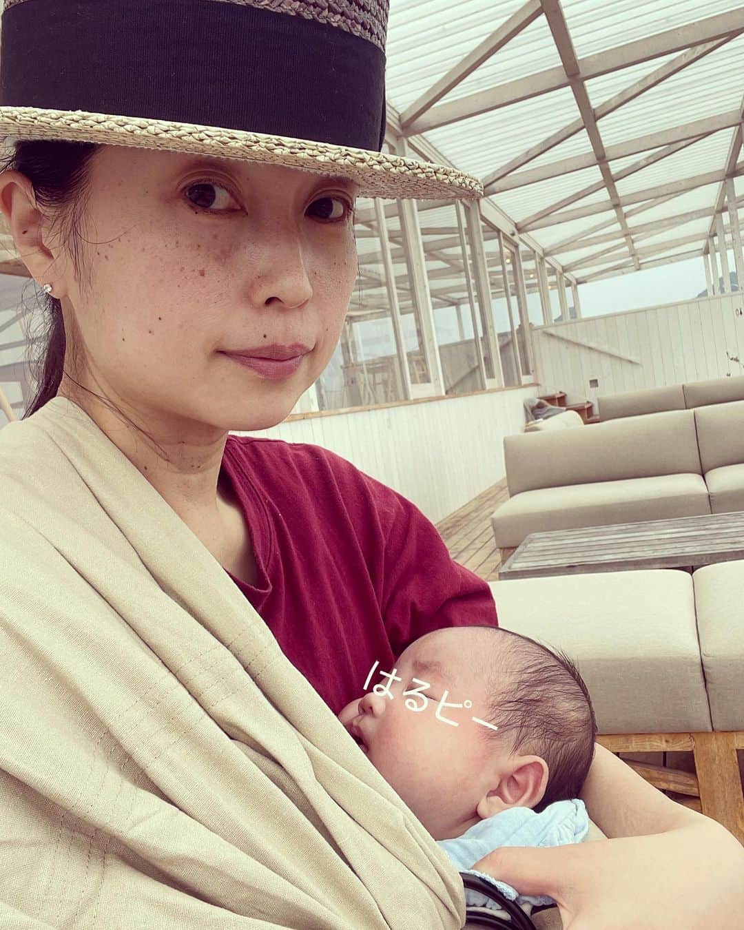 美甘子のインスタグラム：「大三島の上浦町にあるワッカカフェへ行った時の写真。 海と多々羅大橋が見えて景色が良いです。コーヒーもご飯も美味しい。グランピングもできて、サイクリストも泊まれる宿泊施設も素敵です☺️ 夫こーくんが仕事のため東京へ戻ったので、ゆうピーはるピーはしばらくパパに会えなくて寂しいかな。パパの方が寂しそう！  #wakkacafe  #大三島」