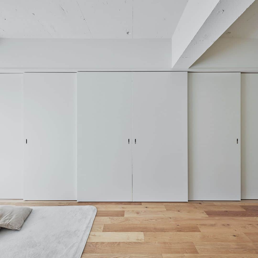 無印良品の家さんのインスタグラム写真 - (無印良品の家Instagram)「【住まいの実例】  ※右上のブックマークのアイコンをタップすると保存できます。  東京都中野区「MUJI INFILL０」 ・築年数：1983年 ・リノベーション完成年月：2022年11月 ・面積：55.08m² / 3階 ・ご家族構成：ご夫婦＋お子様  東京都中野区のマンションにあるFさんご家族のお宅は、「MUJI INFILL 0」によってリノベーションされた住まい。白を基調に、木の素材感のある床材などが効果的に配置された、住み心地の良さを感じさせるお宅です。  現在の住まいに暮らし始めて半年ほどになるFさんご家族は、ご夫妻と長男の3人家族。「住み心地には満足しています」と語るご夫妻に、お話を伺いました。  「実は『MUJI INFILL 0』以外のことはほとんど調べていないんです。最初に相談会に参加した時点で『ここでリノベーションしよう』と心が決まったので」  そう振り返るご夫妻は、以前は社宅に長くお住まいでした。古い社宅だったこともあり、間取りや住まいの性能について色々な不満を抱いていました。「家を買うなら、長く快適に暮らせる住まいを探したい」という考えは常に持ち続けていたそう。社宅の取り壊しなど、いくつかのきっかけで、引っ越しを具体的に考えるようになった時も、ご夫妻の間での意思決定はスムーズに進みました。  「息子が中学校の入学を控えていたこともあり、学区の変わらないエリアで探すことを最優先事項にしました。戸建てや新築マンションも視野に入れていましたが、予算や好みに合わせた住まいづくりといった条件を組み合わせると、中古マンションのリノベーションが最適だろう、という結論になりました。」  『MUJI INFILL 0』のリノベーションは、もともと無印良品の製品を愛用していたこともあり、存在を知った段階から興味を持っていたそう。早速、資料を取り寄せ、相談会にも参加しました。  「カタログに目を通した段階から、好感を持ちました。シンプルなデザインをベースに、自分たちの好みに合わせた仕様を選べるようになっているところが、素敵だな、と感じました」  という奥様に、ご主人も続けます。 「相談会で話を聞くことで、一室空間の開放感、可変性の高さ、そして断熱性能をはじめとした住まいとしてのクオリティの高さを理解することができました。自分たちの好みに合ったデザインはもとより、長く安心して暮らせるための工夫がされている。ほぼ迷うことなく『MUJI INFILL 0』にしようと決まりました」  2023.6.13公開住まいの実例『ひと続きの間取りにしたことで、家族の会話が以前よりも増えました』より  詳しくはプロフィールハイライトか、「無印良品のリノベーション」webサイトをご覧ください。  @mujihouse  #無印良品の家 #無印良品のリノベーション #無印良品 #リノベーション #中古マンション #中古マンションリノベーション #リノベーションマンション #muji #mujihouse #MUJIINFILL0 #シンプルな家 #おうちづくり #施工事例集 #シンプルな部屋 #マンション購入 #マンションリノベーション #マンション暮らし #子どもがいる暮らし #リビングインテリア #リビングダイニング #リビング収納 #こども部屋 #こども部屋収納 #子供部屋インテリア #寝室 #ベッドルーム #家づくり #マイホームメモ #リビングルーム #寝室インテリア」6月14日 16時00分 - mujihouse