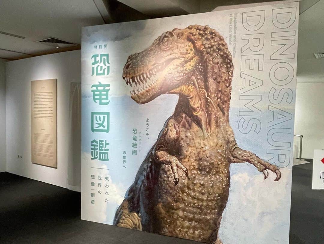 のインスタグラム：「特別展　恐竜図鑑失われた世界の想像/創造　DINOSAUR DREAMS Imagination and Creation of the Lost World5月31日 (水) 〜 7月22日 (土)上野の森美術館  美術展マガジン【読むアート噺】に、レポを掲載中です。プロフィールのリンクツリー→noteからが便利です。 「今度何見に行こう？」のヒントになれば嬉しいです。  ・写真は前期展示の際に申請・許可を得て撮影しています。掲載時のルールもありますので、転用・転載、レイアウト写真としての使用、リポストなどは申し訳ありませんが全てお断りしています。投稿自体をご覧いただけるようにストーリーやSNSでシェアして下さると嬉しいです。  こちらが記事、投稿のテキスト部分や番組のネタ元・きっかけとなった場合は必ずクレジット表記やアカウントの紹介もあわせてお願いいたします。  ＋＋＋＋＋ おすすめ美術展を紹介しています。 よかったら @djaiko62 をフォローして下さい。 ＋＋＋＋＋  クレジット 3枚目　ベンジャミン・ウォーターハウス・ホーキンズ《白亜紀の生き物ーニュージャージー》1877年　プリンストン大学地球科学部、ギヨー・ホール 6枚目　《ティロサウルス・ディスペロルとエラスモサウルス・プラティウルス》1963年　モラヴィア博物館、ブルノ 7枚目　篠原愛《ゆりかごから墓場まで》2010-2011　鶴の来る町ミュージアム 8枚目　ルイス・V・レイ(1955– ) 《カルノタウルス・サストレイ》1995年 インディアナポリス子供博物館 (ランツェンドルフ・コレクション) 9枚目　小田隆 《篠山層群産動植物の 生態環境復元画》2014年 丹波市立丹波竜化石工房 ※1点撮りの作品のみ 他は展示風景 2枚目は本展企画の岡本弘毅氏（神戸芸術工科大学教授）  #上野の森美術館 #恐竜 #恐竜図鑑 #恐竜絵画 #パレオアート #上野 #おすすめ美術展 #美術館巡り #美術館 #アート散歩 #DJAIKO62 #djaiko62のアート噺 #学芸員djのdjaiko62 #読むアート噺 #アート噺 #東京」
