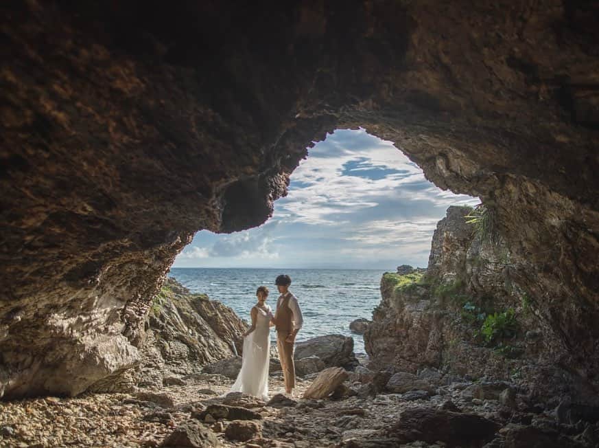 ザ・サーフ オーシャンテラスさんのインスタグラム写真 - (ザ・サーフ オーシャンテラスInstagram)「「その笑顔が、記念日になる。」 Dears Pictures OKINAWA @dearspictures   これからシーズンの沖縄旅行をお考えの 皆様におすすめの沖縄wedding photo  美しいビーチや、大自然など 沖縄らしい絶景スポットで 素敵なwedding photoを♪  ------------- ▪︎撮影可能場所:宮古島・石垣島・沖縄本島 ▪︎ご相談方法:オンラインにて担当スタッフが ご案内させていてだきますので 担当ウエディングプロデューサーまでお伝えください♪ ▪︎料金プラン例: ベーシック・ビーチプラン➡︎50カット ¥78,650（税込） 《プランに含まれるもの》 新婦洋装1着(ウエディングドレス)  新郎洋装1着 新婦へアセット＆メイク 専任アテンド 新婦小物(ネックレス・イヤリング・ヘッドアクセサリー・パンプス) 新郎小物(ネクタイ・サスペンダー・シューズ) 造花ブーケ＆ブートニア 撮影料、画質基本補正、保証枚数データ納品 -------------  お気軽に、お問合せください♪」6月14日 16時04分 - thesurf_oceanterrace