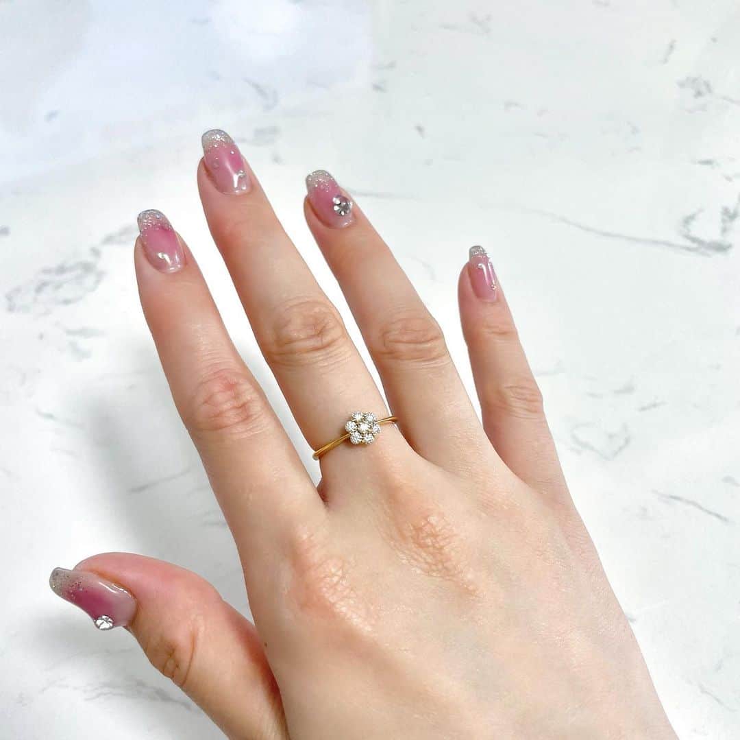 佐久間采那のインスタグラム：「．  present💍🎁  可愛すぎるリング🌼キラキラ~🥹 大事にします🫶🫶  理加さんありがとうございます🤍」