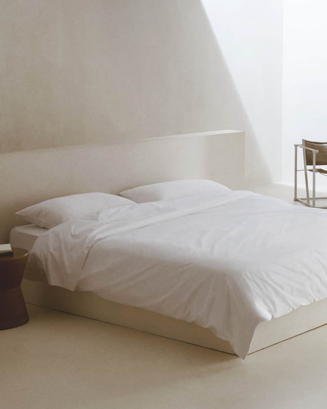 MANGOのインスタグラム：「Be seduced by the absolute minimalist beauty of our new Home collection 🤍 Discover the products at mango.com. ⁣ Duvet cover: 47012533 ⁣ Pillowcase: 47032531 ⁣ Pyjama: 47047110 & 47014012 ⁣ #MangoHome」