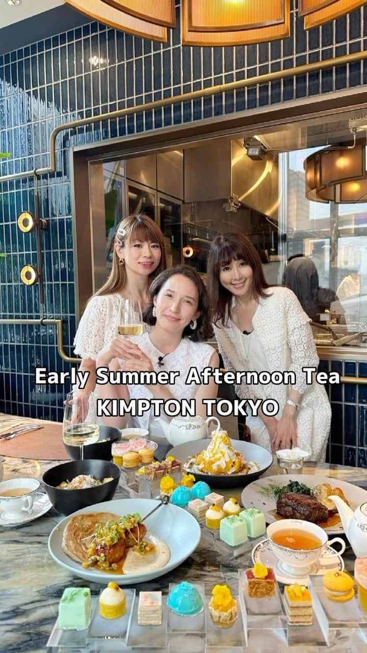 斉藤アリスのインスタグラム：「Early Summer Afternoon Tea☀️ inspired by JILLSTUART @kimptonshinjukutokyo   9種類のスイーツは マンゴー、パッションフルーツ、 パイン、グアバなどの南国フルーツ尽くし🥭  パッションフルーツの 大きなパンケーキもあるよ🥞  ボウルサラダ サーロインステーキもついてるので、 1日のメインとしてお腹いっぱいになります🍖  この日、テレビのロケがあり、3人で色々と巡りました😊 テレビのスタッフさんたちが「おいしい！」とアフタヌーンティーに感動している姿が嬉しかったです♪ そうです。とっても美味しいんです💕  料金：平日 5,500円／土日祝  6,490円 時間：① 11:30～ ② 14:30～ ※2時間制 場所：キンプトン ホテル ディストリクト ブラッスリー・バー・ラウンジ（2F） 期間：2023年5月1日～6月30日  #キンプトン新宿東京 #kimpton #kimptonhotels  #kimptonshinjukutokyo #キンプトン  #アフタヌーンティー #afternoontea #ヌン活 #ホテル女子会 #ホテルアフタヌーンティー  #tokyocafe #新宿カフェ #新宿グルメ #新宿ホテル  #東京カフェ #パッションフルーツ」