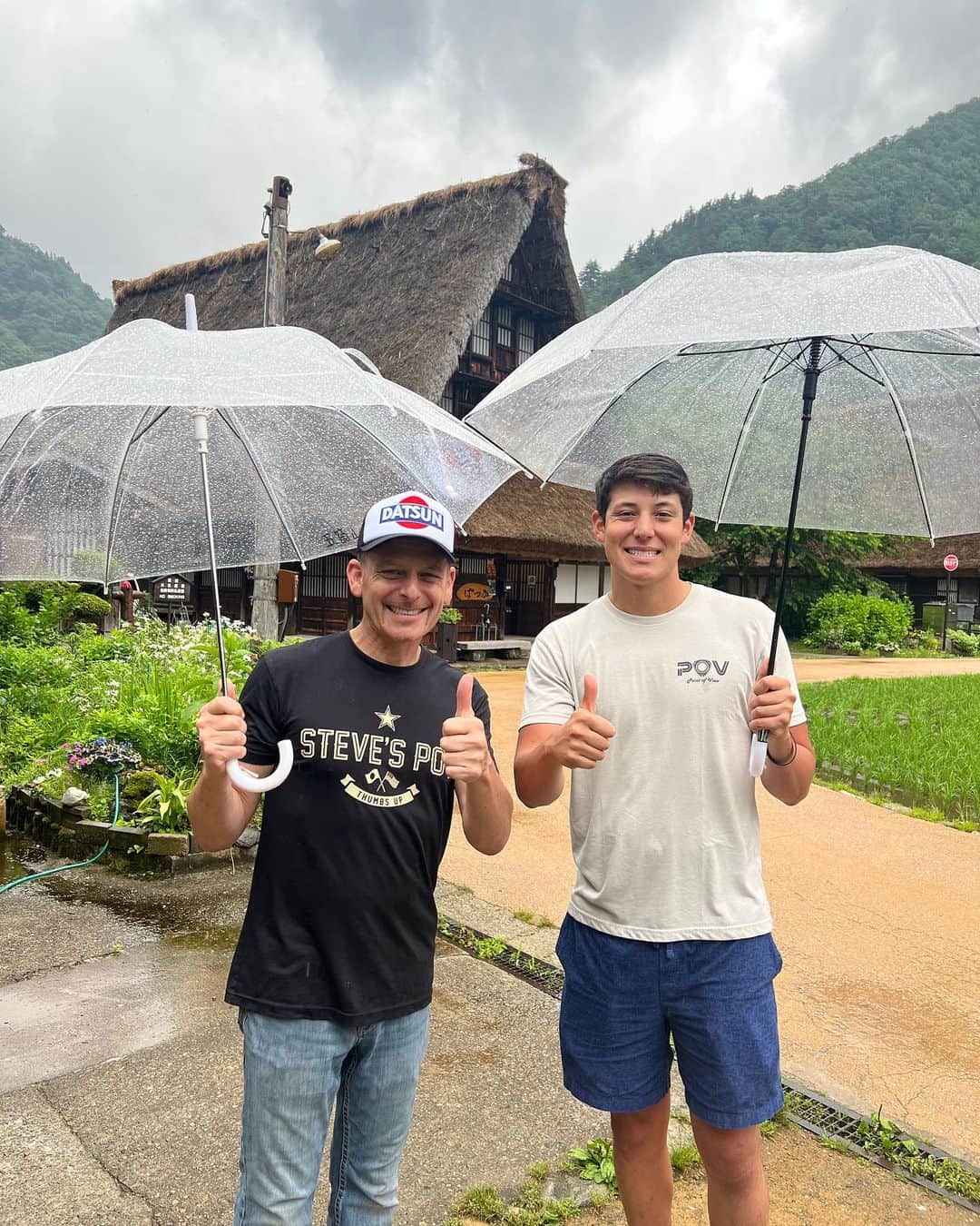スティーブのインスタグラム：「合掌造り集落に来ました。雨だけどすごく歴史が感じます。Jncars永井さんに色々な案内に感謝❣️gashoshuraku toyama gorgeous place. So much history」