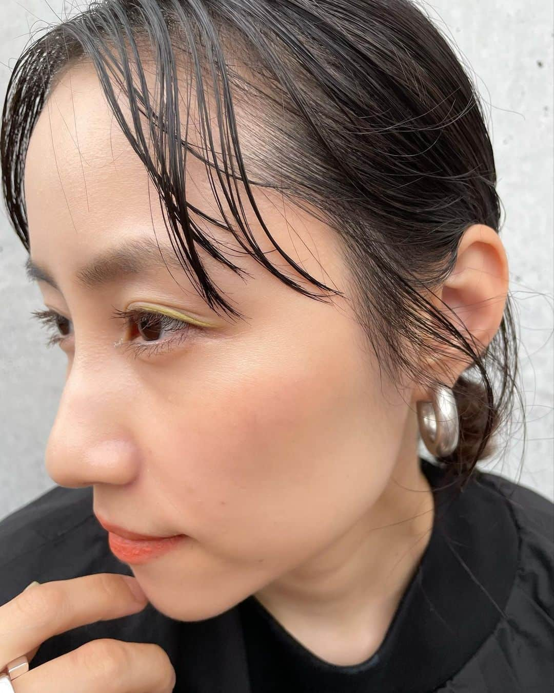 Rienaさんのインスタグラム写真 - (RienaInstagram)「今季はパフスリーブな気分✨  だんだん暖かくなってきて 古着屋さんで見つけた ハーフパンツ合わせ👖  メイクはアイライナーなしでカラーライン  ヘアーはだんご3兄弟🍡  #Riena#私服」6月14日 16時14分 - riena0809