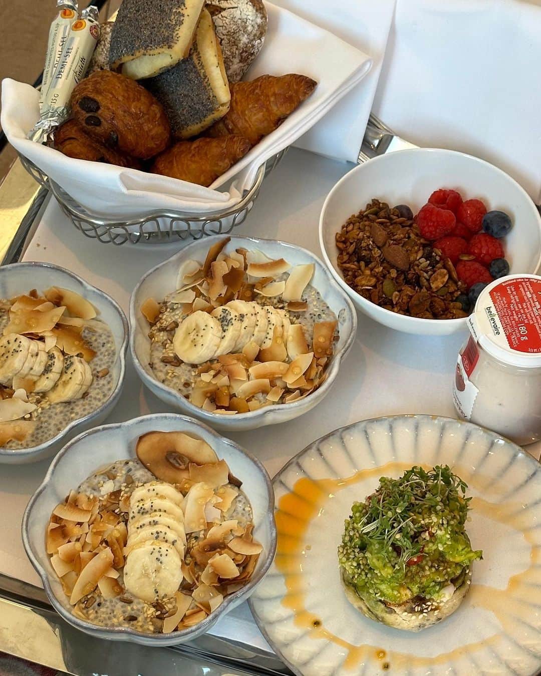 Bianca Ingrossoさんのインスタグラム写真 - (Bianca IngrossoInstagram)「Another morning another photo shoot ☕️🎥  Oh and btw that chia pudding with banana, coconut flakes, honey & cardamom was out of this world 😋 @villadagmarsthlm」6月14日 16時26分 - biancaingrosso