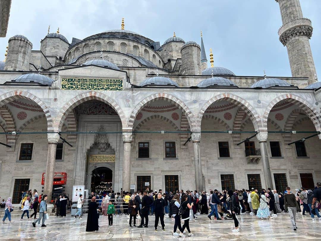 榎戸教子さんのインスタグラム写真 - (榎戸教子Instagram)「【トルコ・イスタンブール】 待ち合わせはブルーモスク。 澤円さん、さわなおさん夫妻と トルコ・イスタンブールでお会いしたした。  モスクブルーモスク、 正式名称は「スルタンアフメト・モスクまたはスルタンアフメット・ジャーミイ（Sultan Ahmet Camii）」。 モスク（mosque）は英語で、トルコ語ではジャーミィ（camii）です。  ブルーモスク内の壁には、 2万枚を超える青を基調にしたタイルが敷き詰められています。また、約260の窓があり、どの窓にもステンドグラスの装飾が施されています。  その後、アヤソフィアへいき、 民族衣装を着て記念撮影、 そしてVoicyの収録も！！！ 澤さん、なおさん、 ありがとうございました！  『#62 澤円・さわなお夫妻とトルコ・イスタンブールにて』 https://voicy.jp/channel/3482/542299  #voicy #turkey #istanbul #worldheritage #trip #澤円 #さわなお #合流」6月14日 16時19分 - noriko_enokido