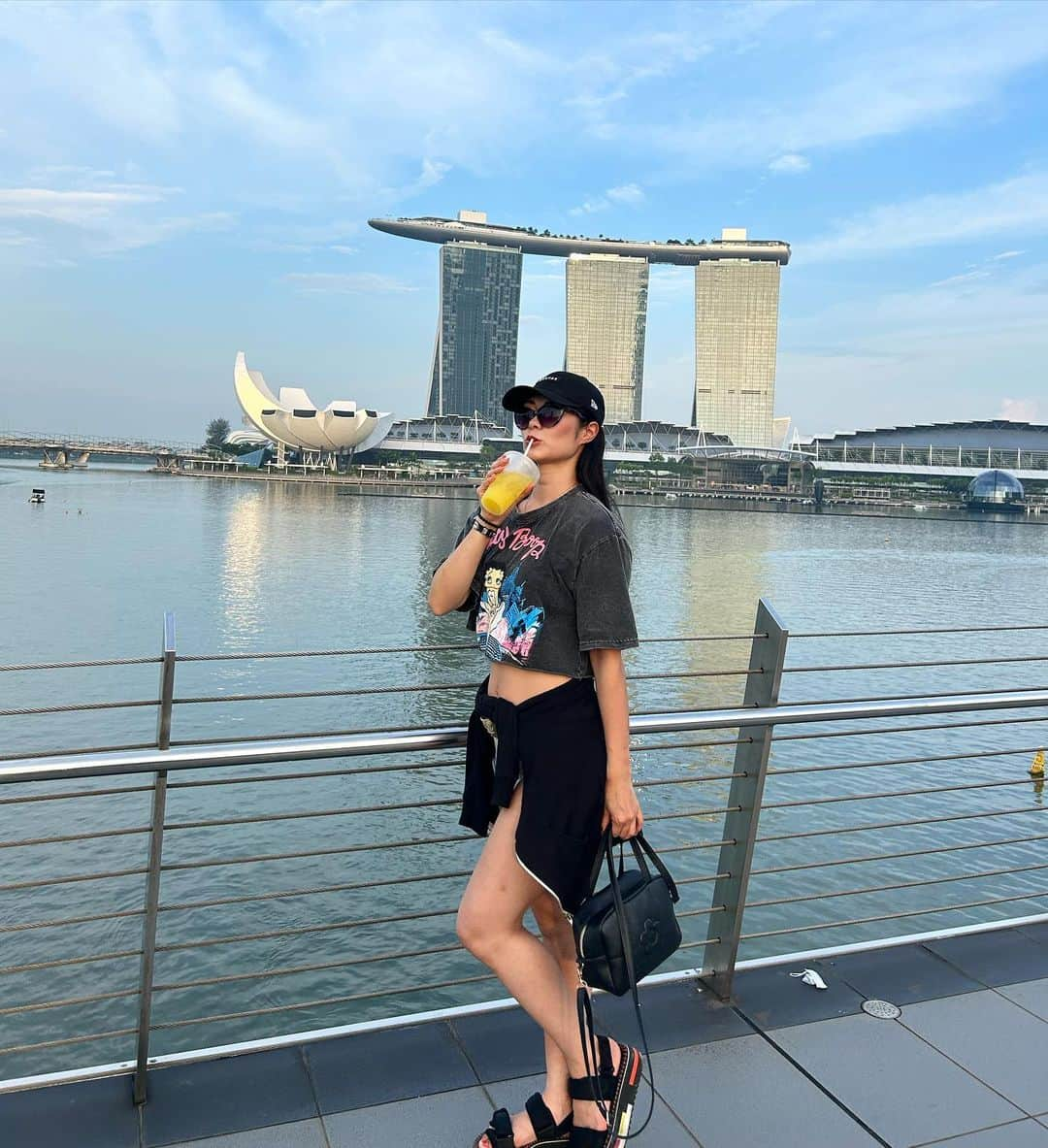 せいなさんのインスタグラム写真 - (せいなInstagram)「🇸🇬Singapore🇸🇬 . . この景色また見たい...🌇 夕焼けも綺麗だったなあ✨ . . 今の時期は、まだ過ごしやすくて 夕方はちょうどいい気温☀️ . . 来月はもっと暑いのかなぁー？🥵 . . 今週は、東京に居ますので 会える方はDM下さい〜✨ . . #japanesegirl #dayoff #marlaion #marinabaysands #beautiful #singapore #natural #travel #bills #tower #fashion #dance #holiday #poledance #powerspot #dream #world #trip #fly  #シンガポール #ナチュラル #旅 #バー #シーシャ #旅行 #旅行好きとつながりたい #女子旅 #1人旅 #自分時間 #世界中で友達作りたい」6月14日 16時19分 - seina_k0403