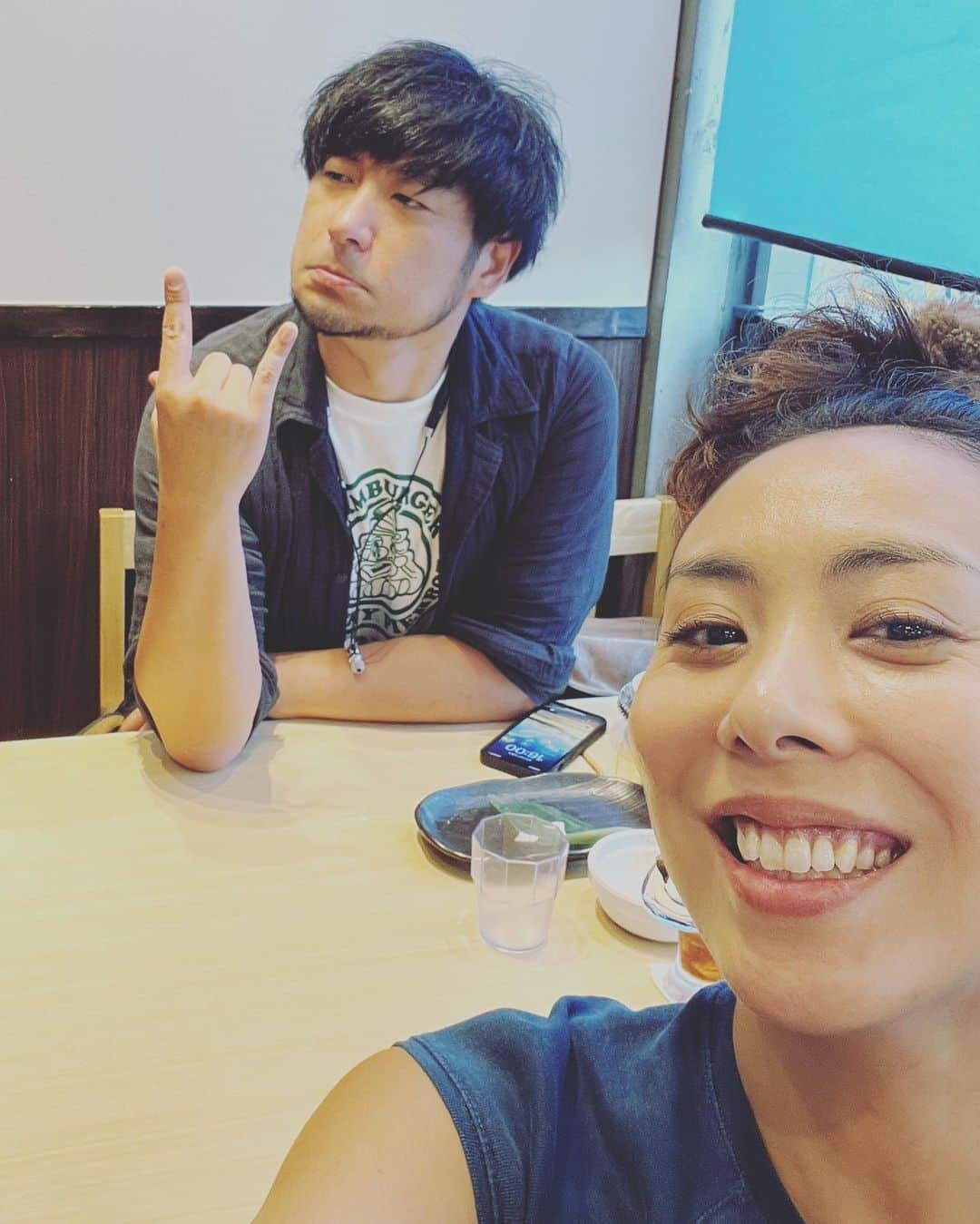 LOVEのインスタグラム：「ボウリングを投げる直前の、だそうです🤘  @yohei_hamabata と打ち合わせ。セッションツーマン、練り練り。 いいよ。とてもいい。やりたいことが沢山できそうで。背も高いが、能力も高い。  🎹🎸入り乱れます。  7/7 TANABATA RHAPSODY @ 代官山晴れたら空に豆まいて　@d_haremame でお会いしましょう🎋  チケットはプロフィールリンクから！  #浜端ヨウヘイ  #loveyanen #lovesingsofficial」