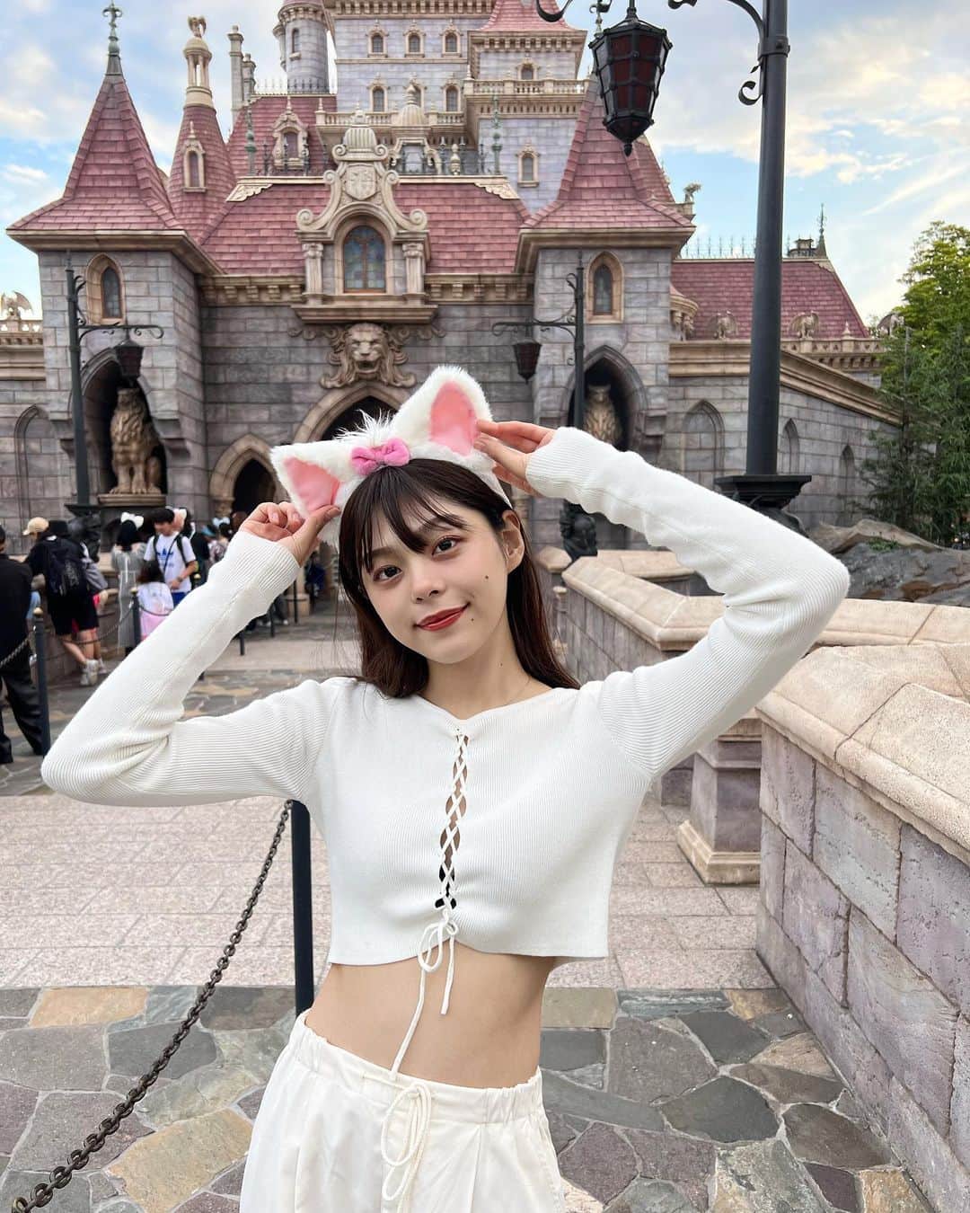 のインスタグラム：「少し前にディズニーランドいってきたよ💓  乗り物は、プーさんのハニーハントとスプラッシュマウンテンがすき😚  #ディズニーランド  #マリーちゃんカチューシャ  #マリーちゃんコーデ #ホワイトコーデ」