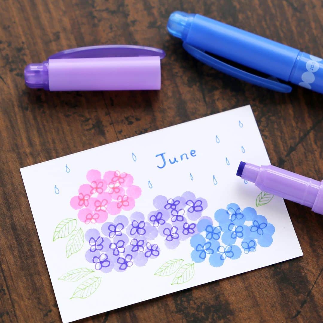 トンボ鉛筆さんのインスタグラム写真 - (トンボ鉛筆Instagram)「梅雨の時期に鮮やかに咲く紫陽花を、トンボのいろいろな文具を使って描いてみました✍️  使う文具を変えると雰囲気も変わってきます👀 描くのが難しそうな紫陽花ですが、デフォルメして描くと意外と簡単に描くことができます🤗 プレイカラ―ドットを使った簡単な描き方はトライしやすいので、ぜひ試してみてください✨  #トンボ鉛筆 #tombowpencil #tombow #文房具 #文具好き #文房具好き #文房具好きな人と繋がりたい #stationery #stationerylove #stationeryaddict #flower #花 #tombowdualbrushpen #tombowabt #ABT #色鉛筆 #色鉛筆イラスト #colorpencil #色辞典 #irojiten #playcolordot #プレイカラードット #紫陽花 #あじさい #アジサイ #梅雨 #花 #hydrangea」6月14日 16時30分 - tombowpencil