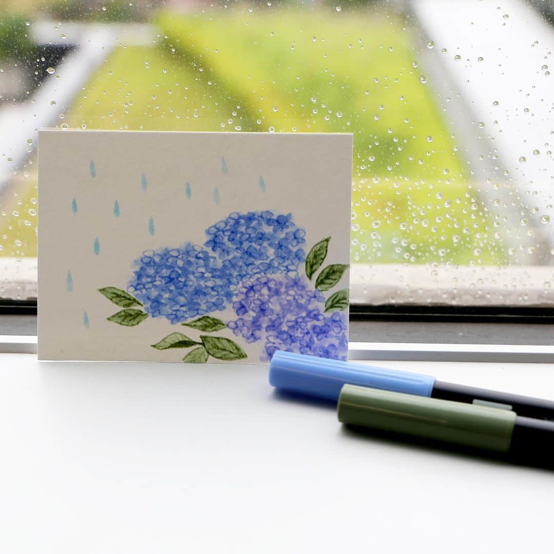トンボ鉛筆さんのインスタグラム写真 - (トンボ鉛筆Instagram)「梅雨の時期に鮮やかに咲く紫陽花を、トンボのいろいろな文具を使って描いてみました✍️  使う文具を変えると雰囲気も変わってきます👀 描くのが難しそうな紫陽花ですが、デフォルメして描くと意外と簡単に描くことができます🤗 プレイカラ―ドットを使った簡単な描き方はトライしやすいので、ぜひ試してみてください✨  #トンボ鉛筆 #tombowpencil #tombow #文房具 #文具好き #文房具好き #文房具好きな人と繋がりたい #stationery #stationerylove #stationeryaddict #flower #花 #tombowdualbrushpen #tombowabt #ABT #色鉛筆 #色鉛筆イラスト #colorpencil #色辞典 #irojiten #playcolordot #プレイカラードット #紫陽花 #あじさい #アジサイ #梅雨 #花 #hydrangea」6月14日 16時30分 - tombowpencil