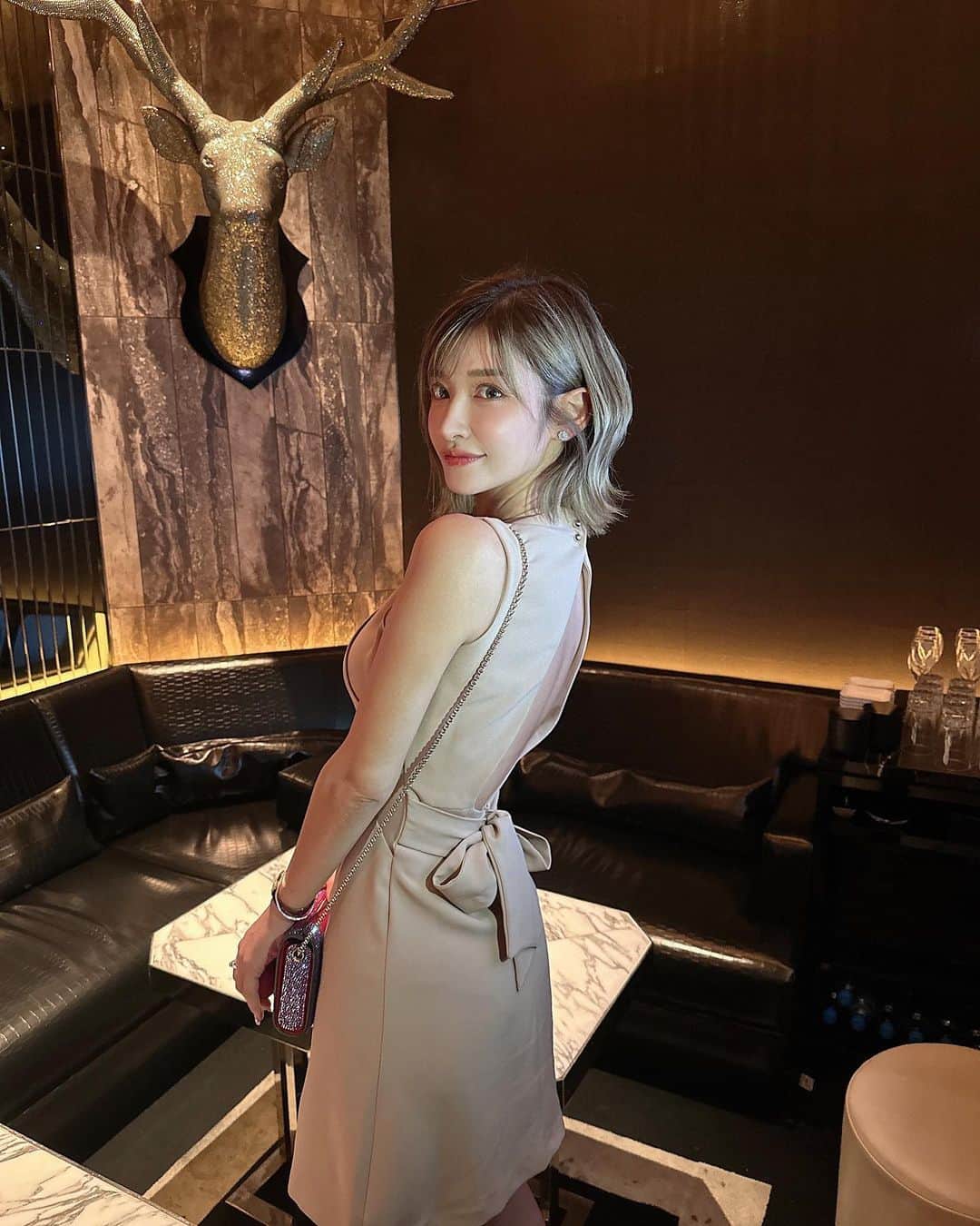 のインスタグラム：「. New 👗  @ledione.dress   背中開きわんぴ！ 上品に肌見せ🧏🏼‍♀️  前はしっかり隠れています😶‍🌫️ #背中」