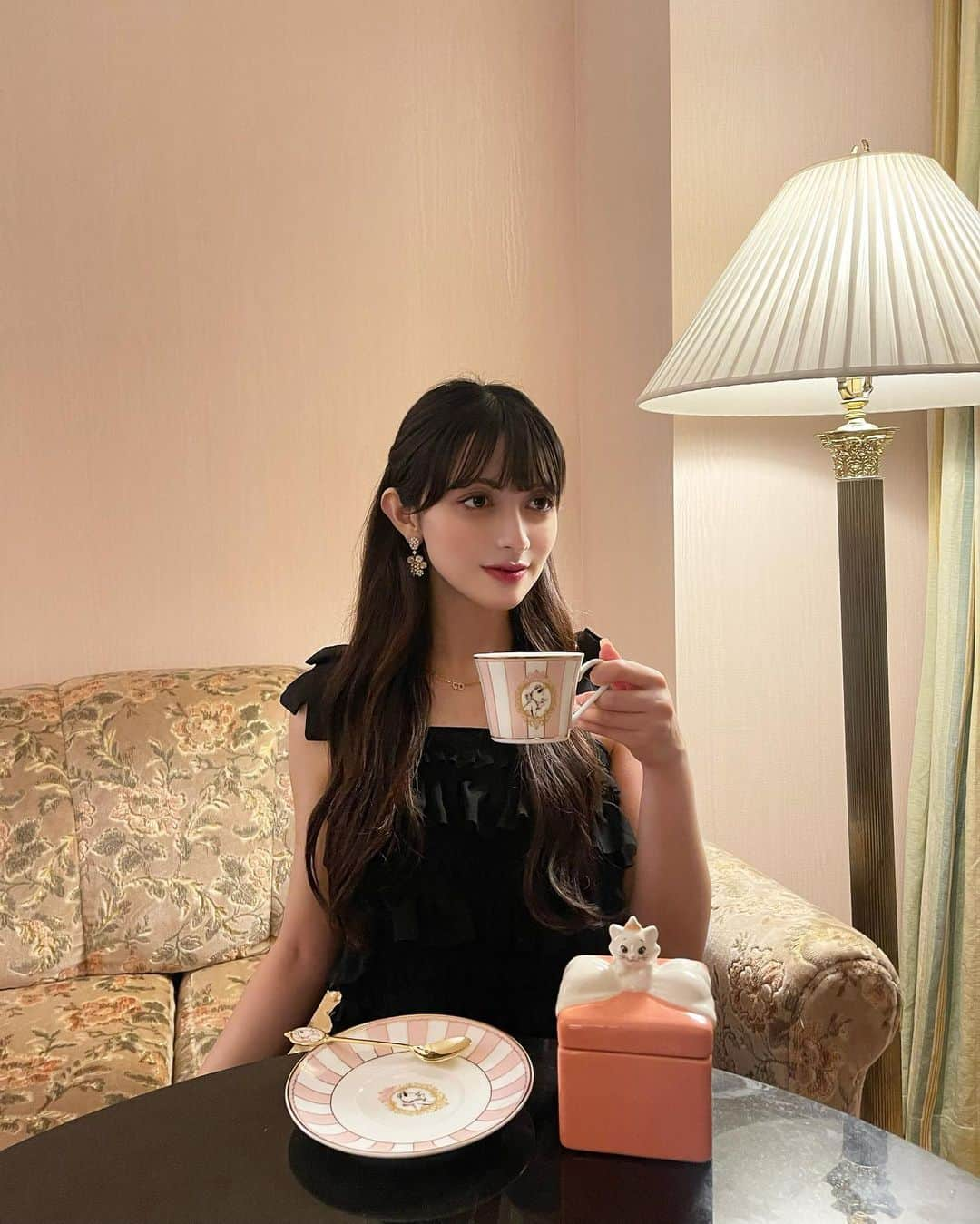 エブラヒミ椎菜さんのインスタグラム写真 - (エブラヒミ椎菜Instagram)「・ Tea time🩰🤍  マリーちゃん大好きだからこのティーカップ本当にお気に入り 言葉が出なくなるほど可愛い....♡  ©︎ Disney  #ディズニーストアLOVER #ディズニーストア #ショップディズニー #Disney #Disneystore #マリーちゃん #teatime #afternoontea #ディズニー #ディズニーグッズ」6月14日 16時35分 - sheena.621